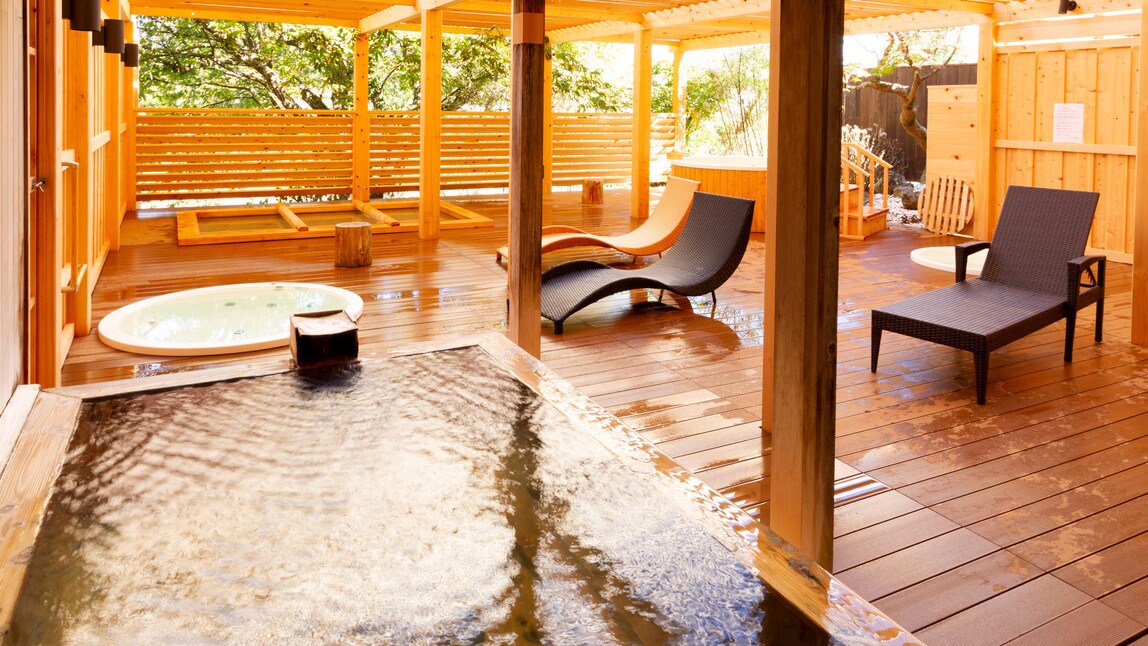 Open-air bath cypress