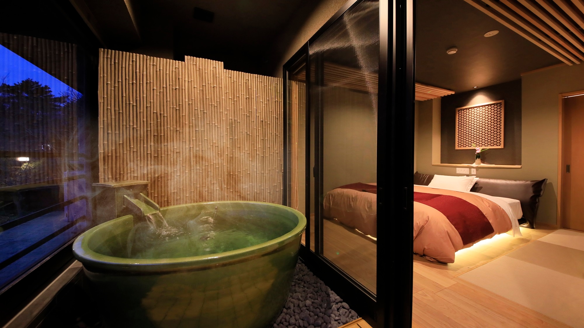 【帶溫泉半露天浴池的特大號床】別館Miyabi House的所有房間都有半露天浴池