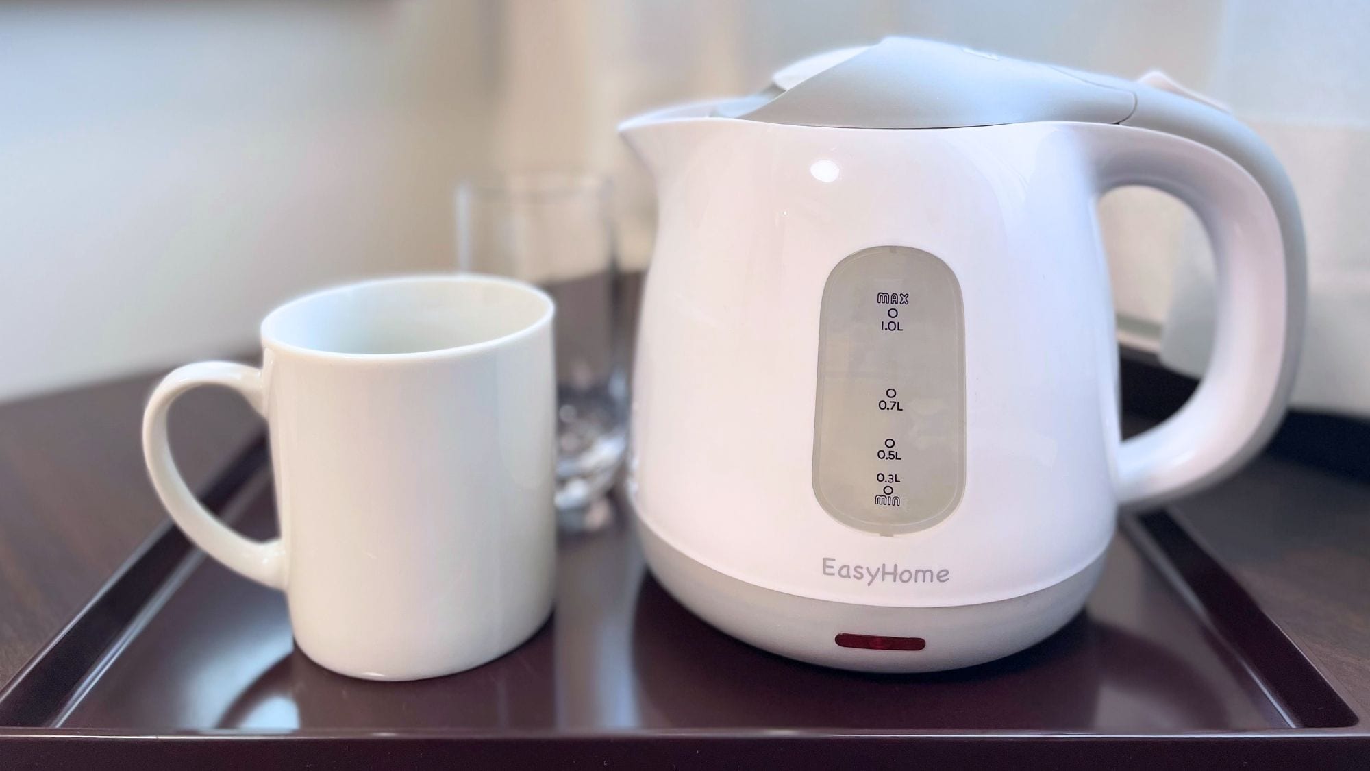 Guest room - Kettle, mug, glass