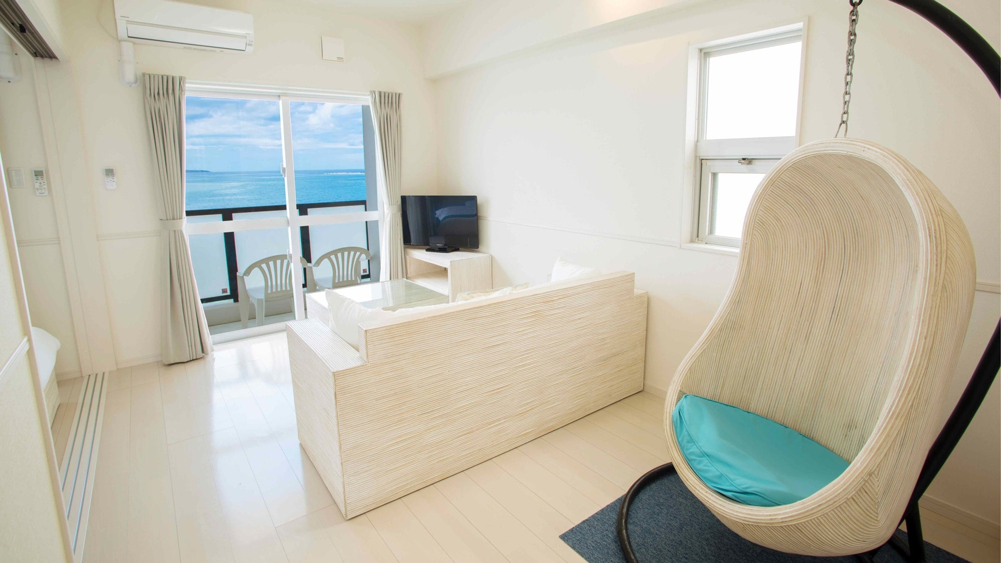 [Western room 1LDK (3F)] Living room with fashionable Hanking chair
