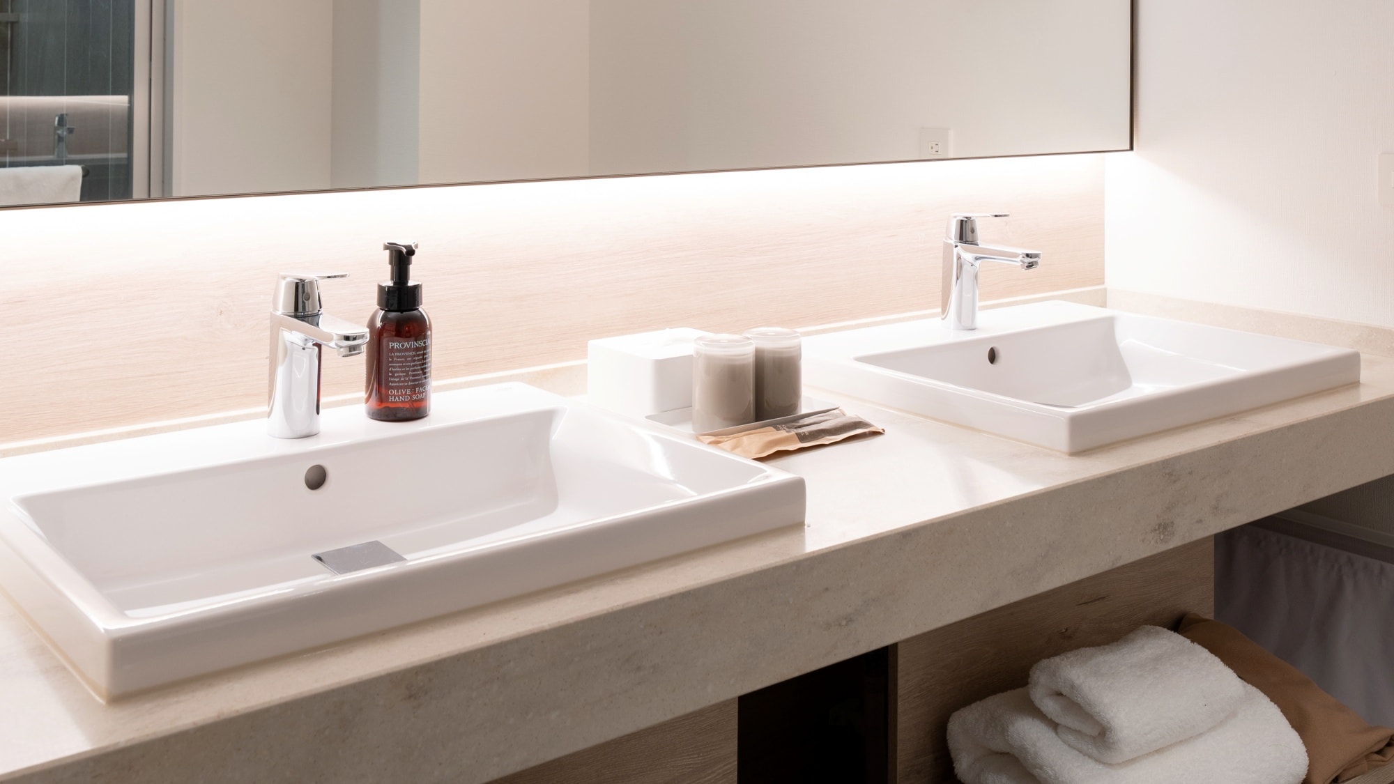 Leben Suite (powder room)