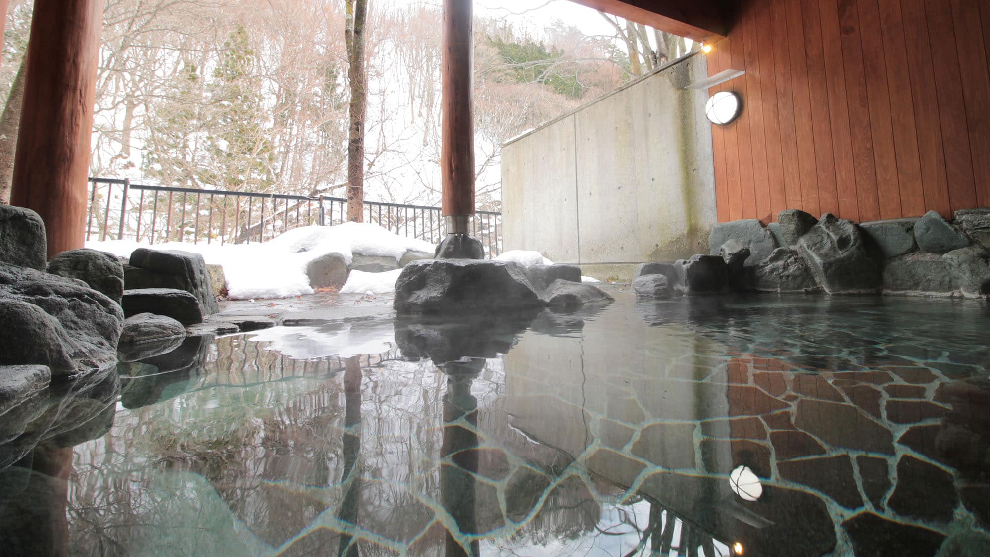[Shimeikan, Riverside of the Wind Trees] Open-air bath