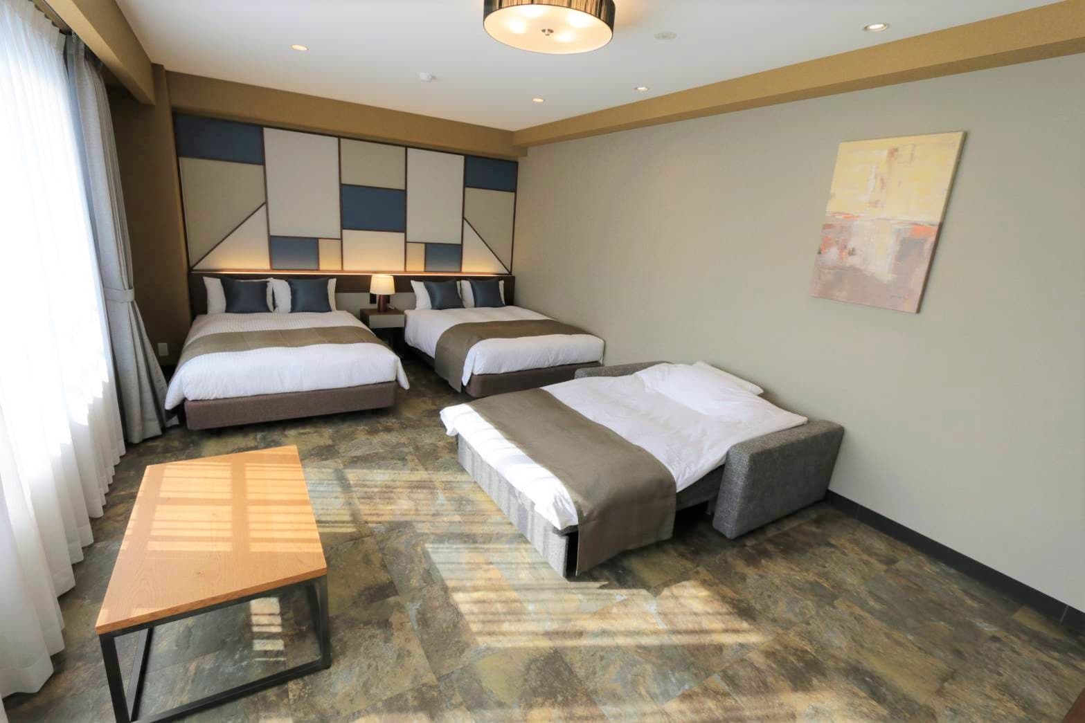 If the premium twin sofa bed is used as a bed, a maximum of 3 beds can accommodate up to 5 adults.