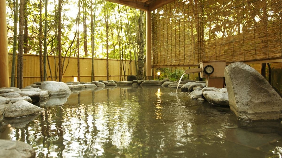 [Large communal bath: Hoshi no Yu] Enjoy the hot spring while looking at the outside scenery from the large window.