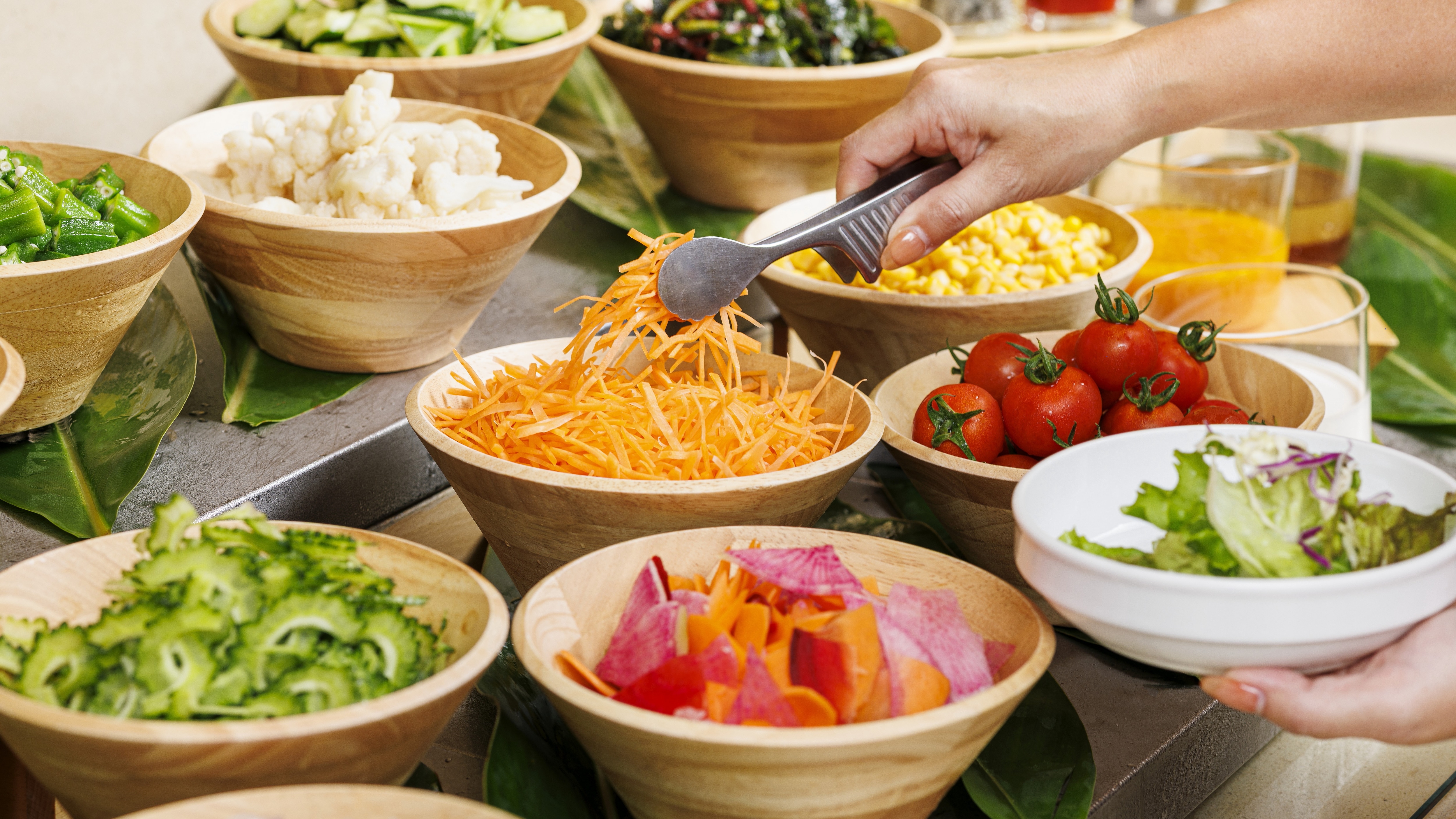 [Breakfast] A breakfast that is pleasing to the eye and the tongue, made with colorful island vegetables.