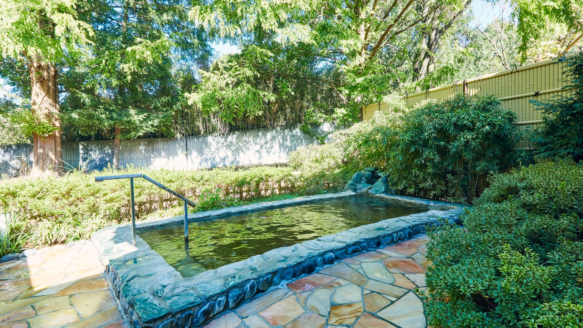 充满乡村风情的露天浴池