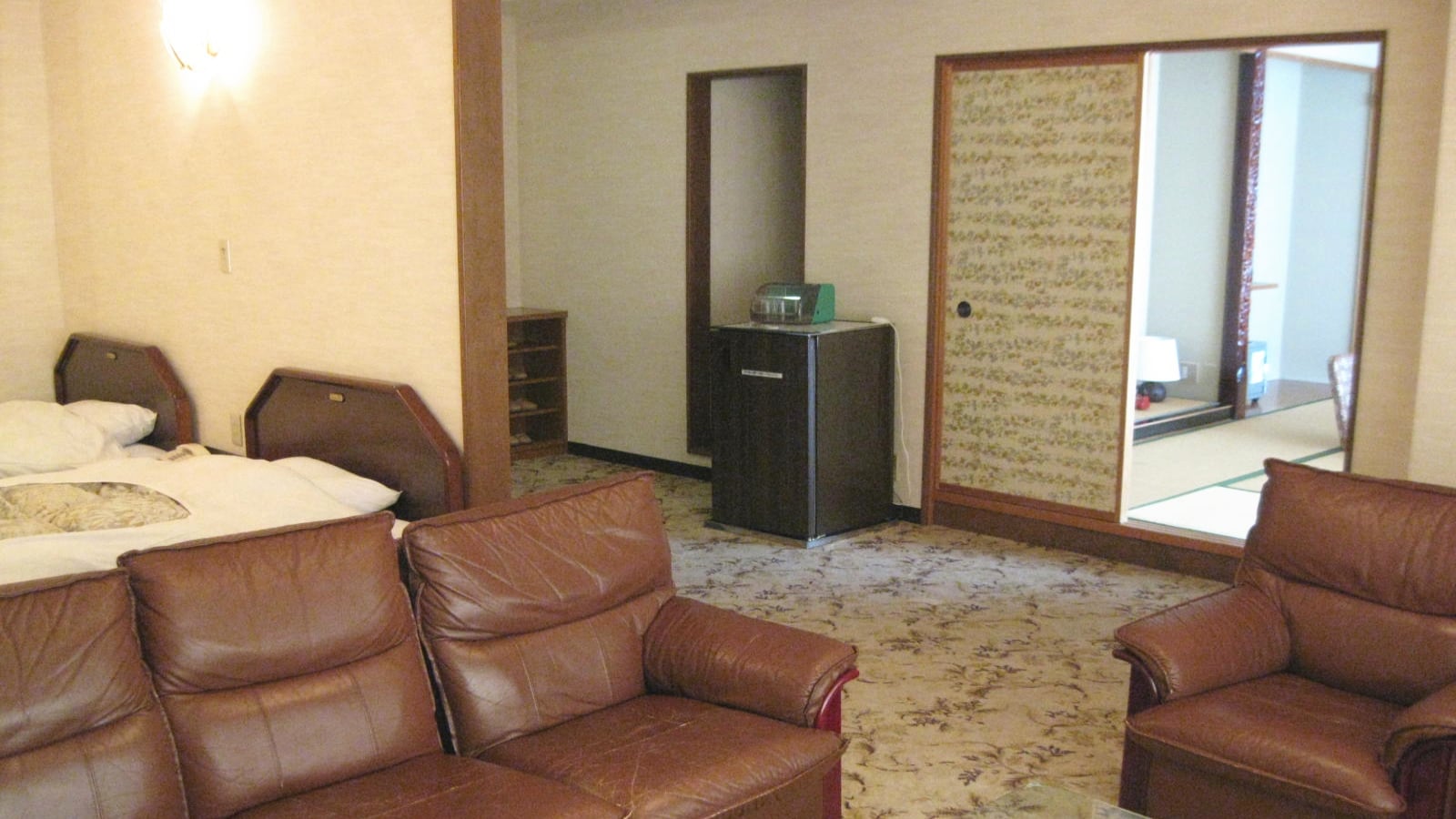 Contoh kamar khusus (kamar gaya Jepang + kamar gaya Barat dengan tempat tidur twin)