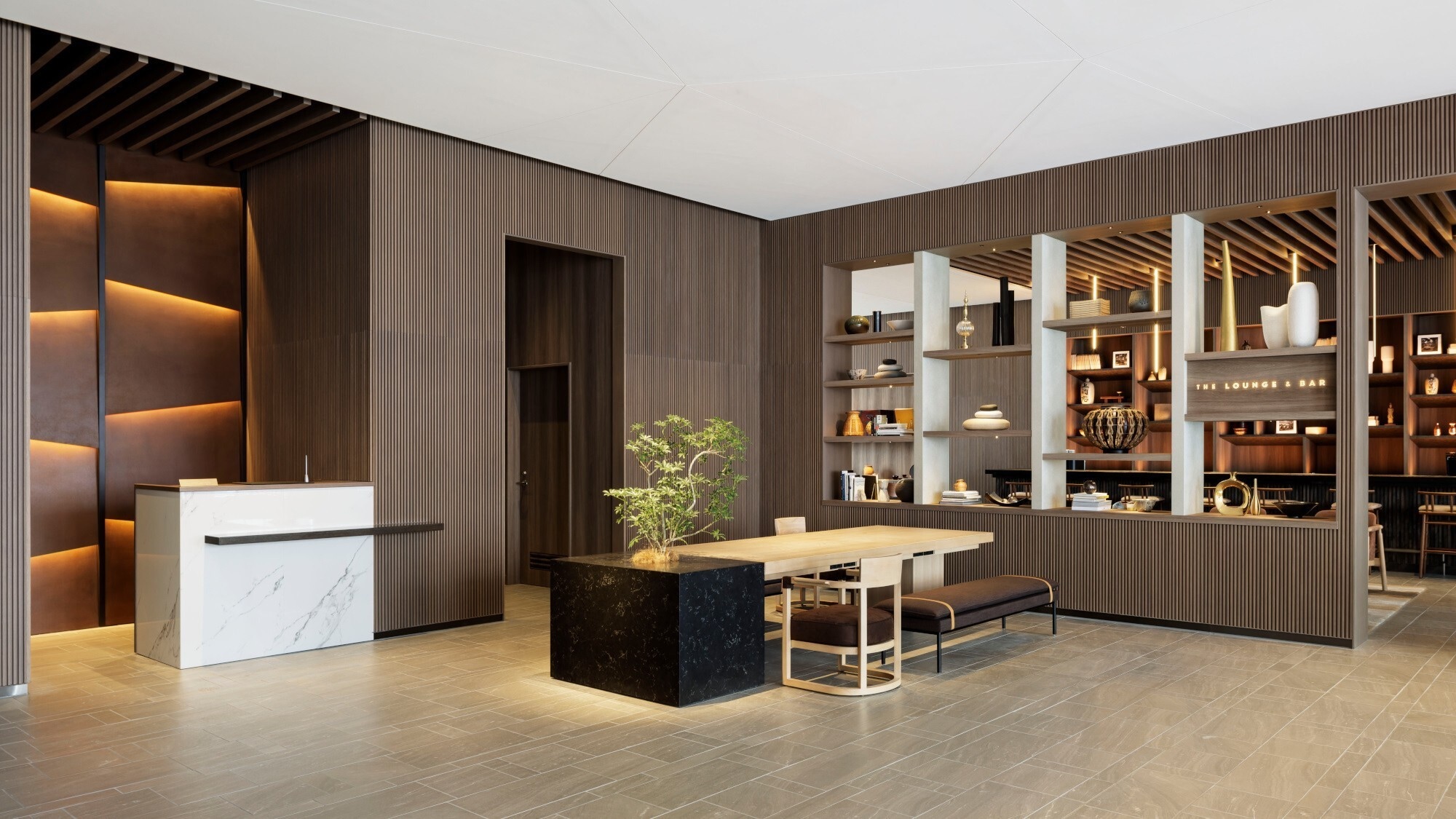■Lobby/Incorporating Fukui's traditional crafts, the lobby expresses simple yet profound beauty.