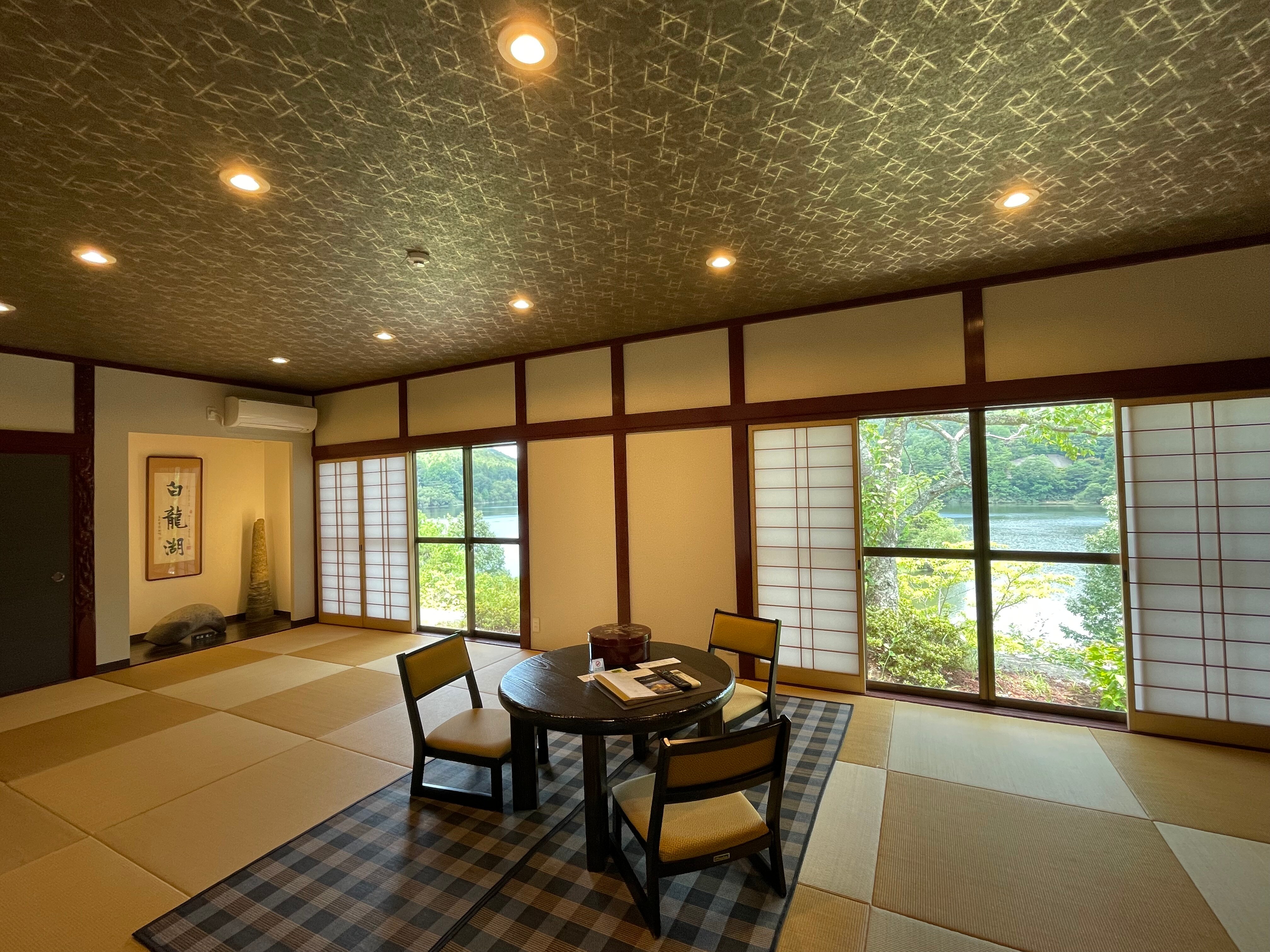 [Ruang daun musim gugur] (Keberangkatan) Ini adalah kamar elegan dengan interior bergaya Jepang modern.