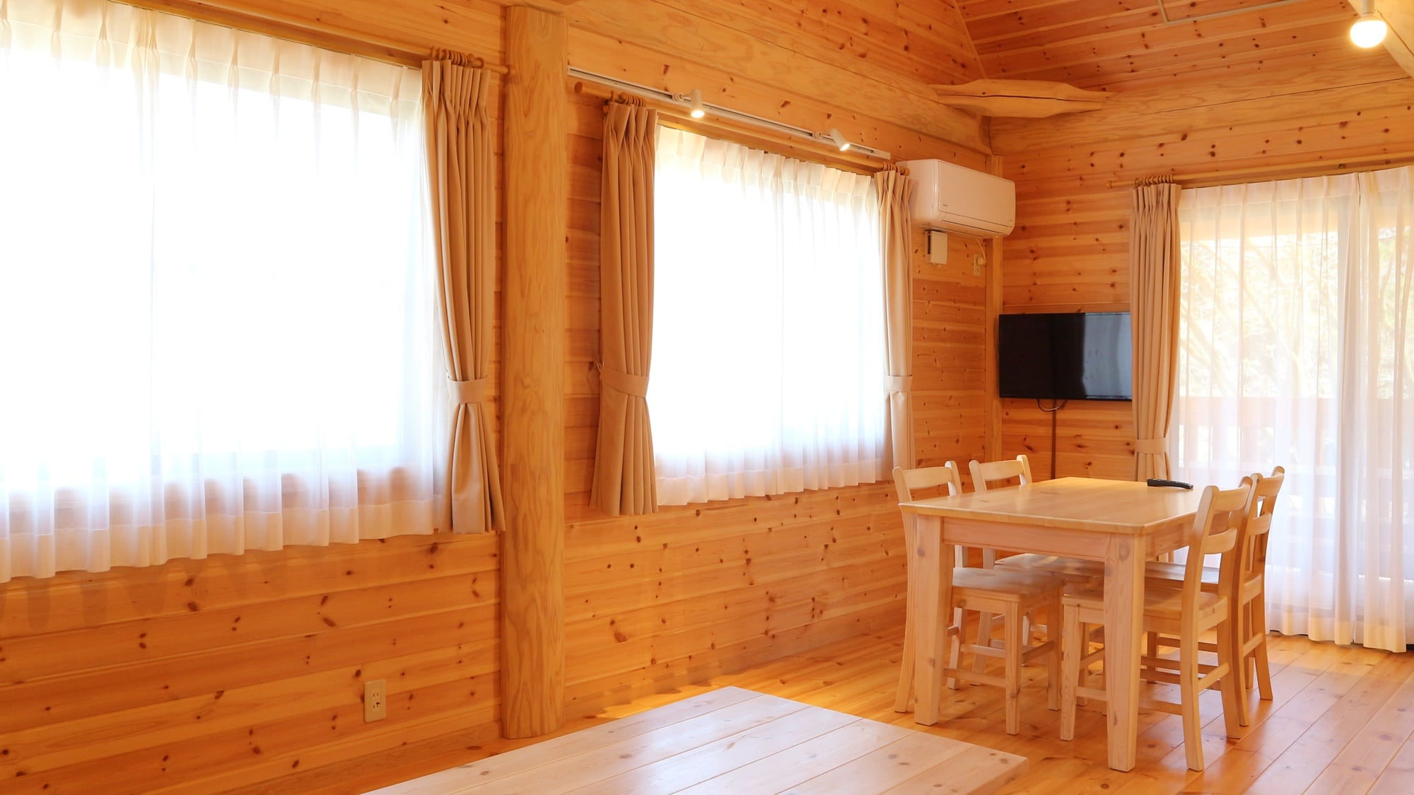 *[Cottage/1st floor] A simple interior that captures the warmth and scent of wood.