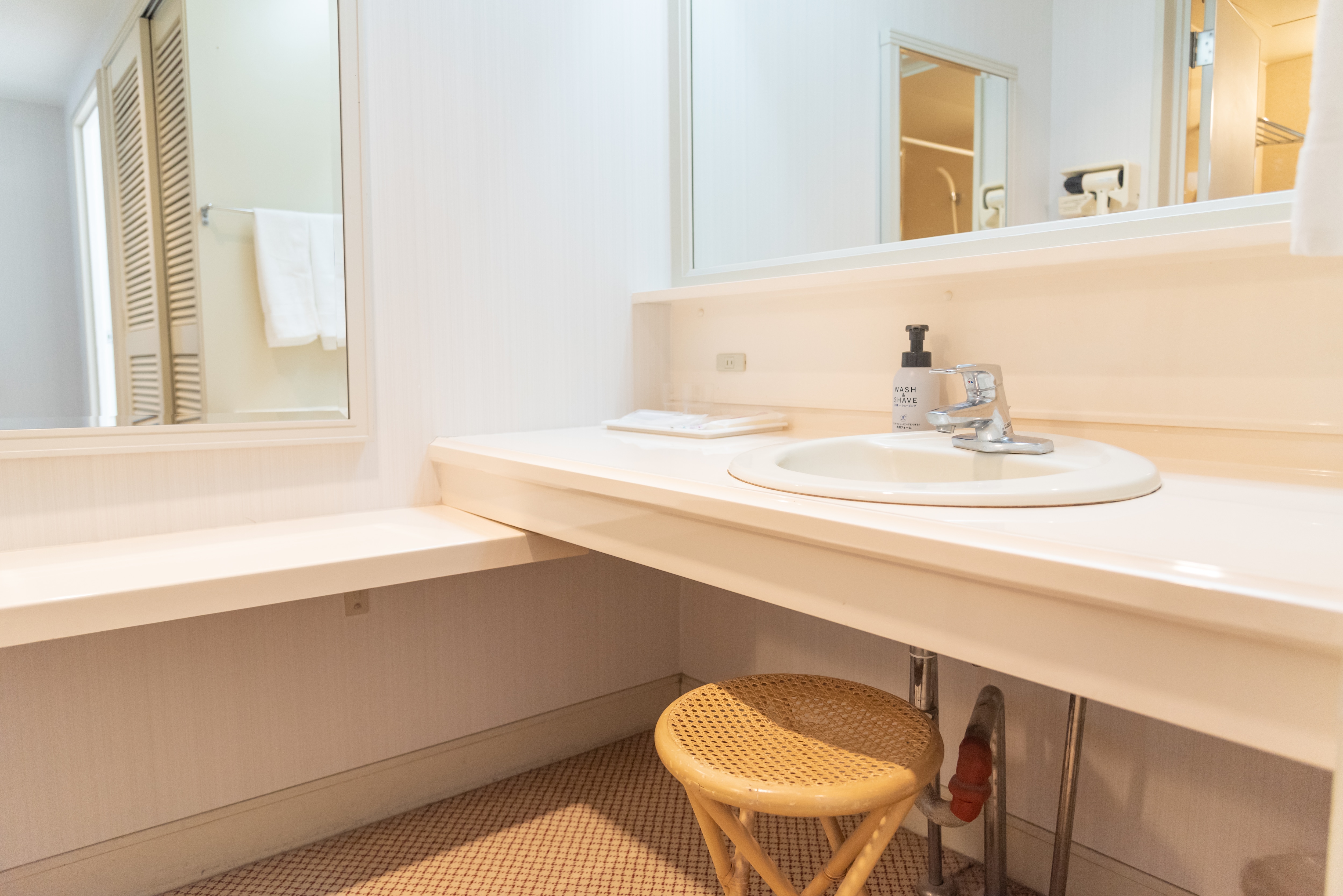 Twin room, washbasin