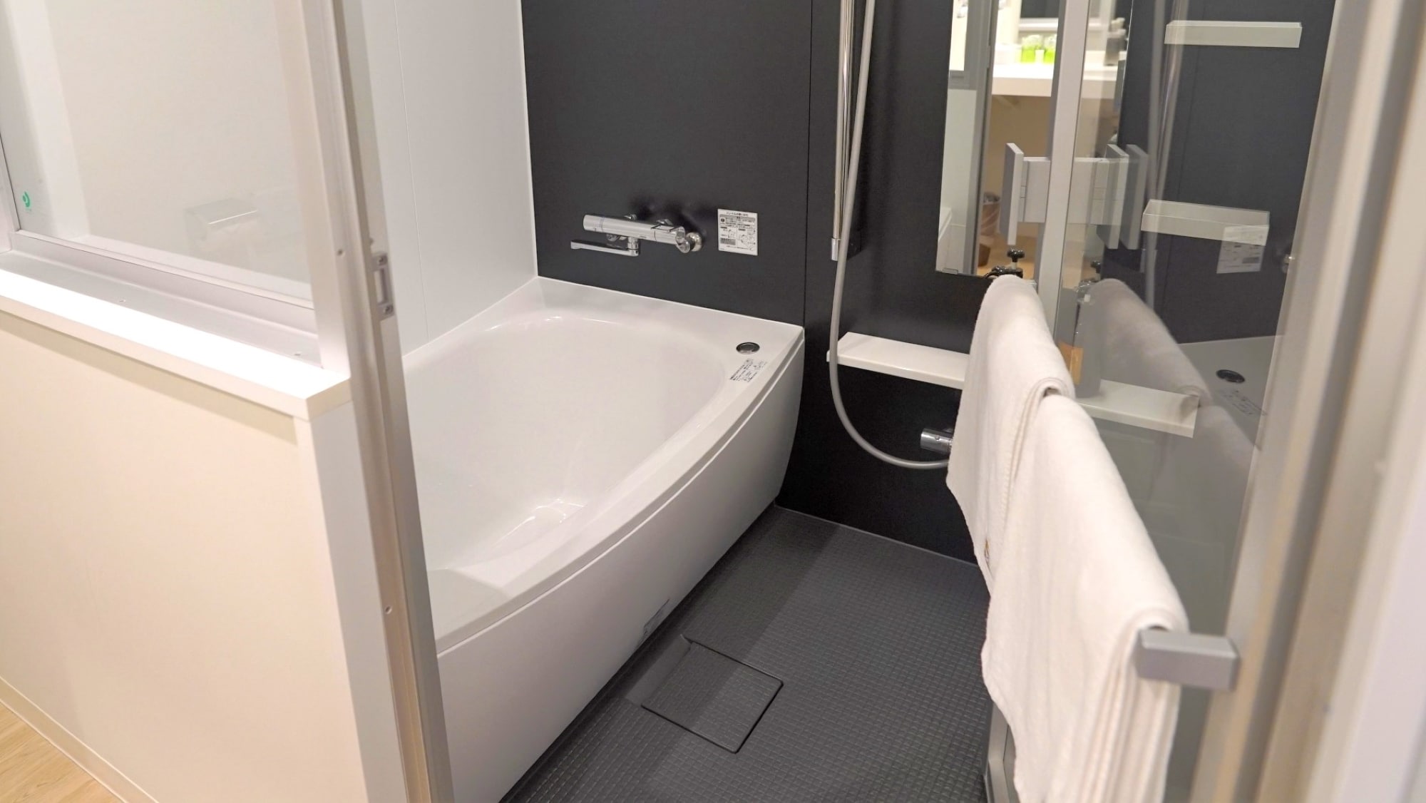 [Bathroom] A large bathtub where you can stretch your legs out.