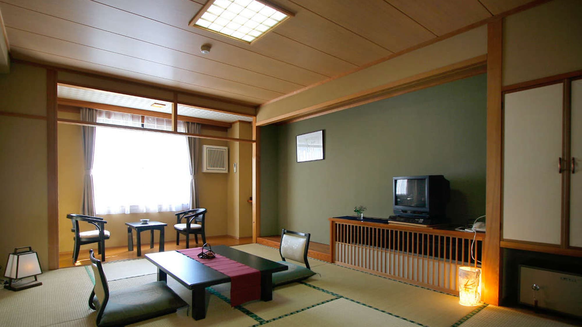 Anda dapat bersantai di atas 10 tikar tatami (kamar bergaya Jepang)