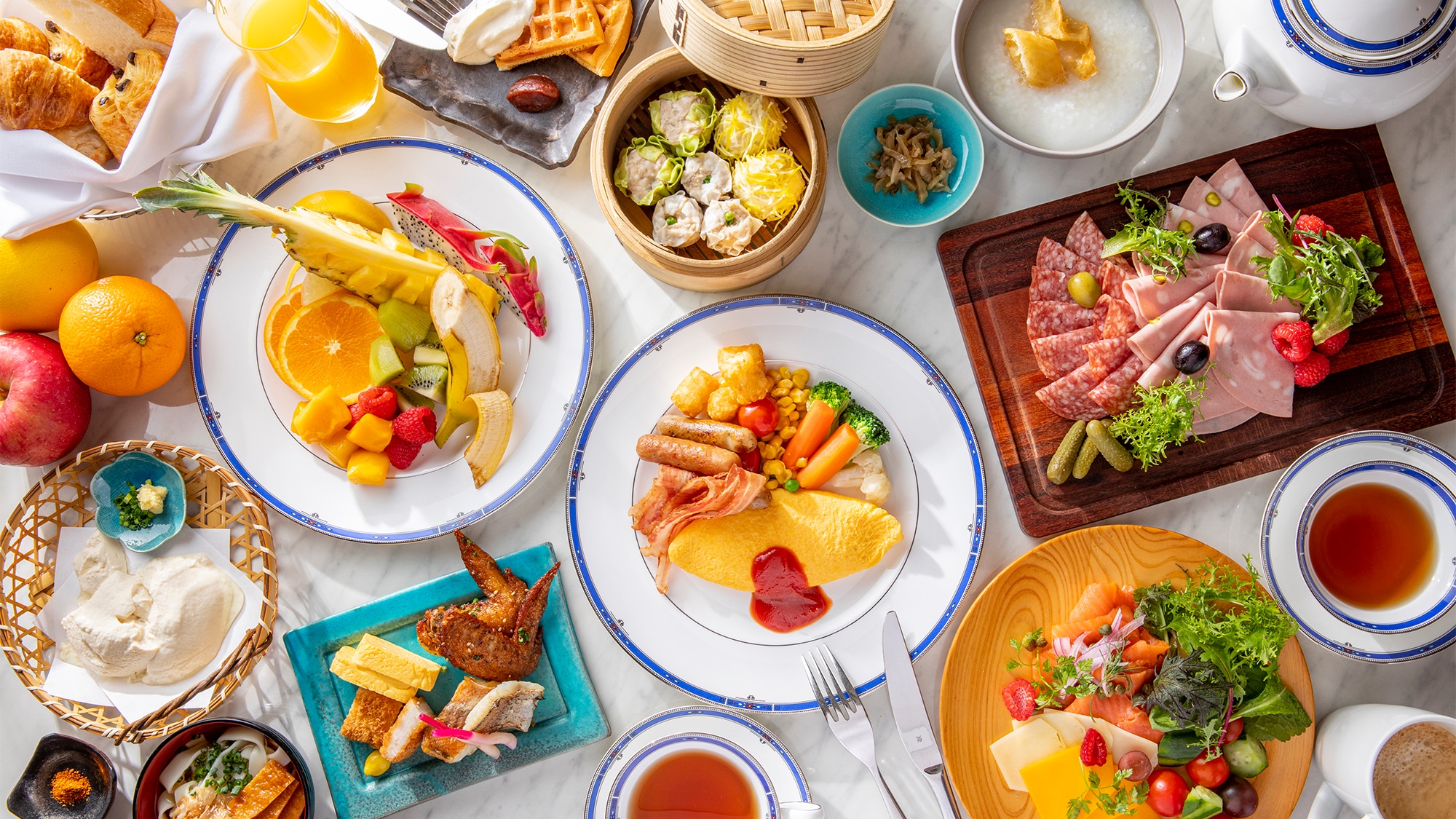 You can enjoy more than 80 kinds of menus in Japanese, Western and Chinese.