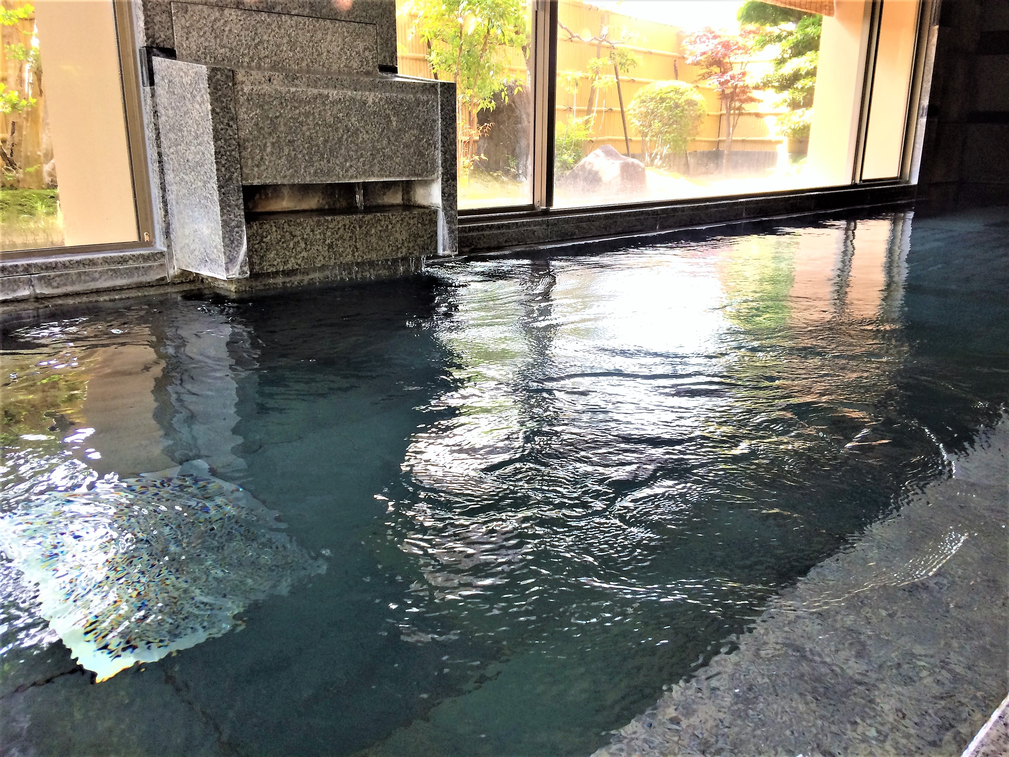 Suối nước nóng Yuda Onsen, với nguồn nước suối nóng dồi dào phun ra từ bên trong khuôn viên