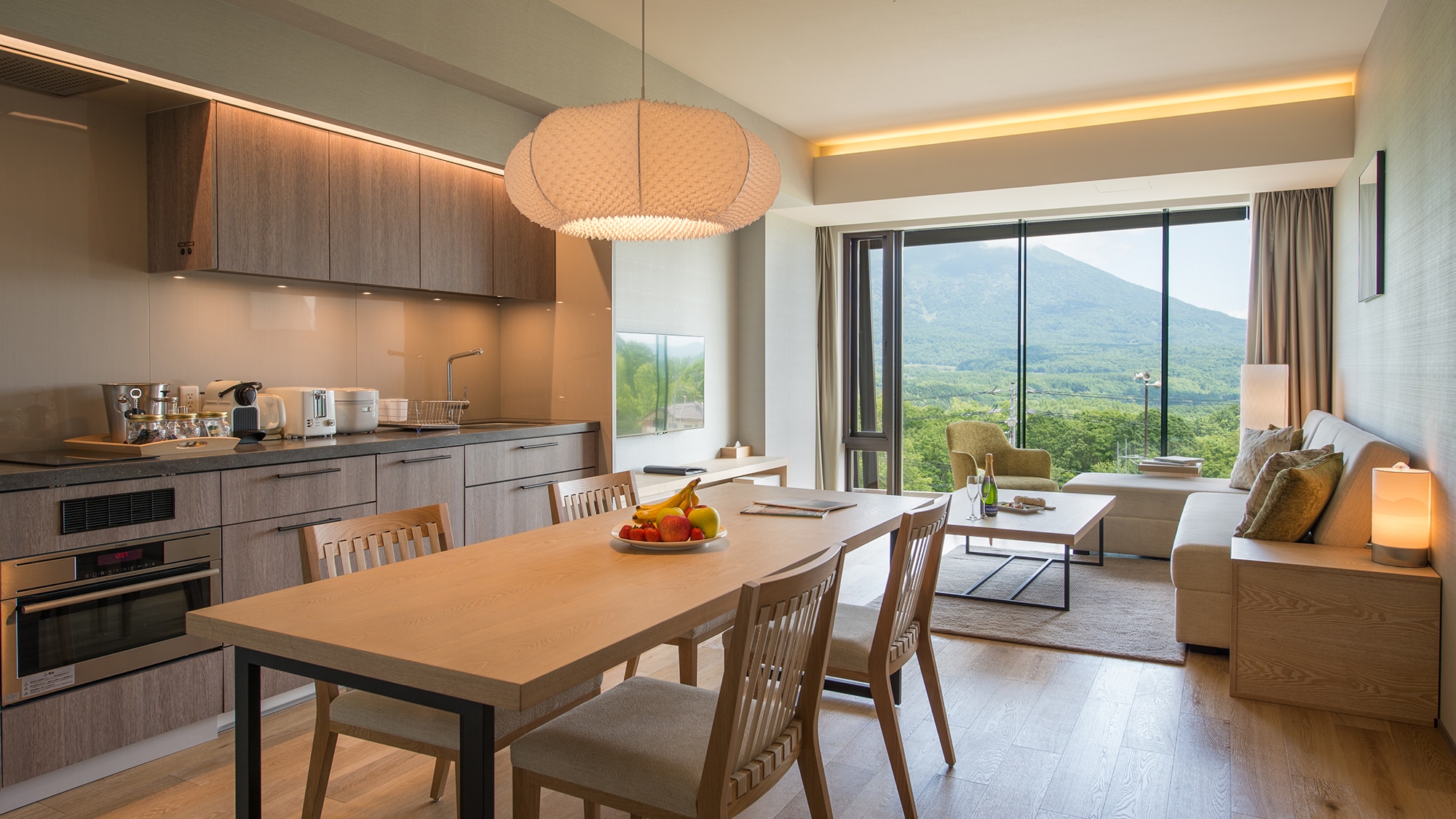 [2 phòng ngủ B Yotei View] Một căn phòng sáng sủa với diện tích 85 mét vuông và ánh sáng tự nhiên chiếu khắp phòng khách.