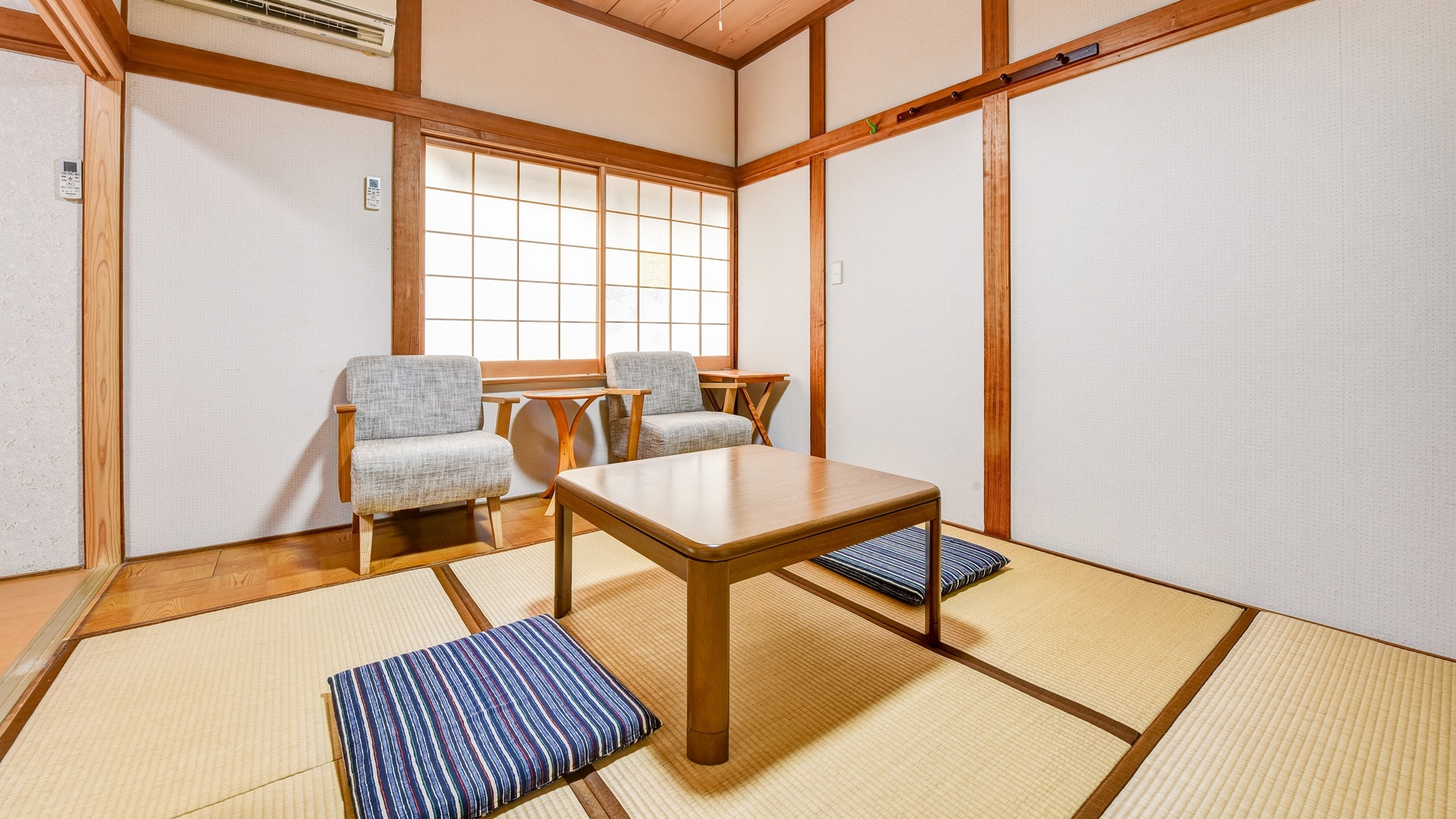 *[Example of guest room: Japanese-Western room] This room is equipped with a sink and a toilet with a washing function.