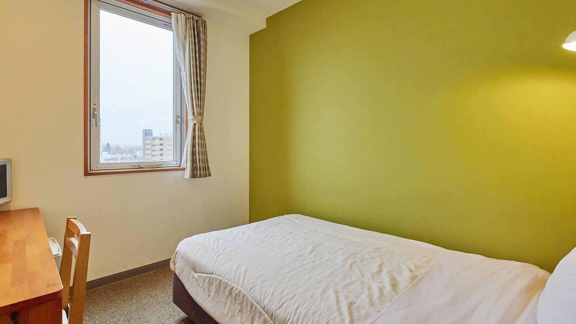 ・[613] Enjoy the tranquility of being alone in this simple and sophisticated non-smoking semi-double room