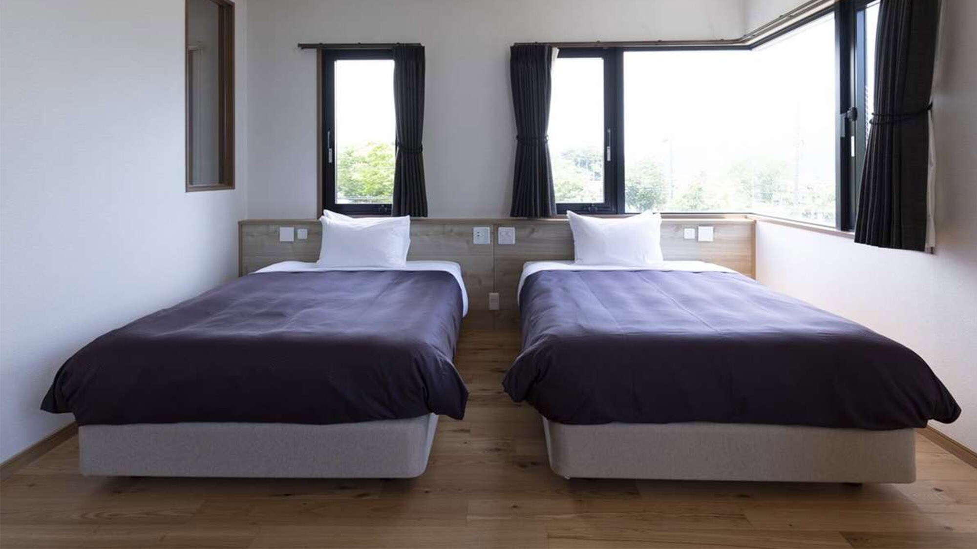The twin rooms have two semi-double beds. A relaxing space with your loved ones.