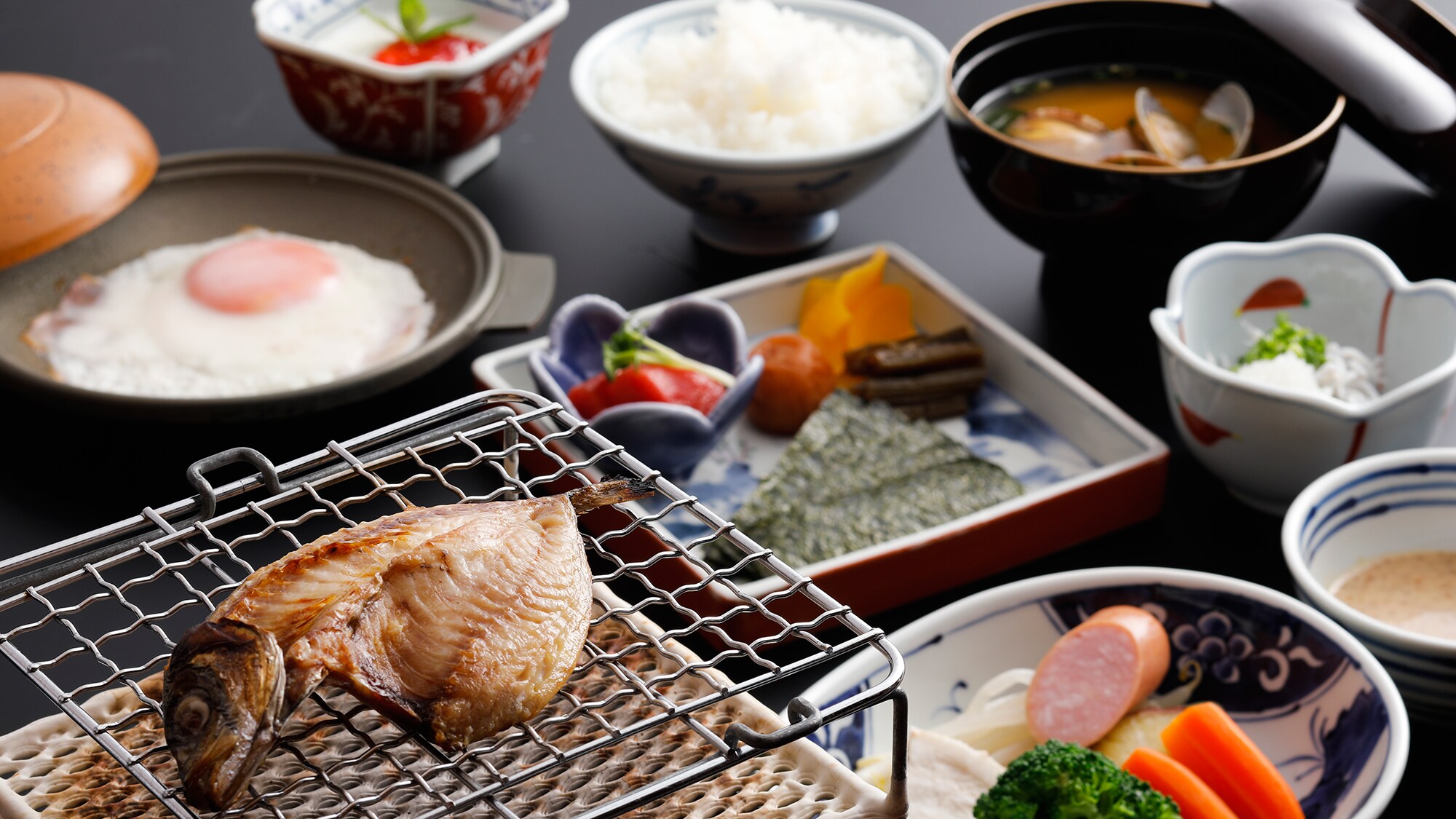 [Contoh sarapan] Paket makanan Jepang akan disajikan untuk sarapan.