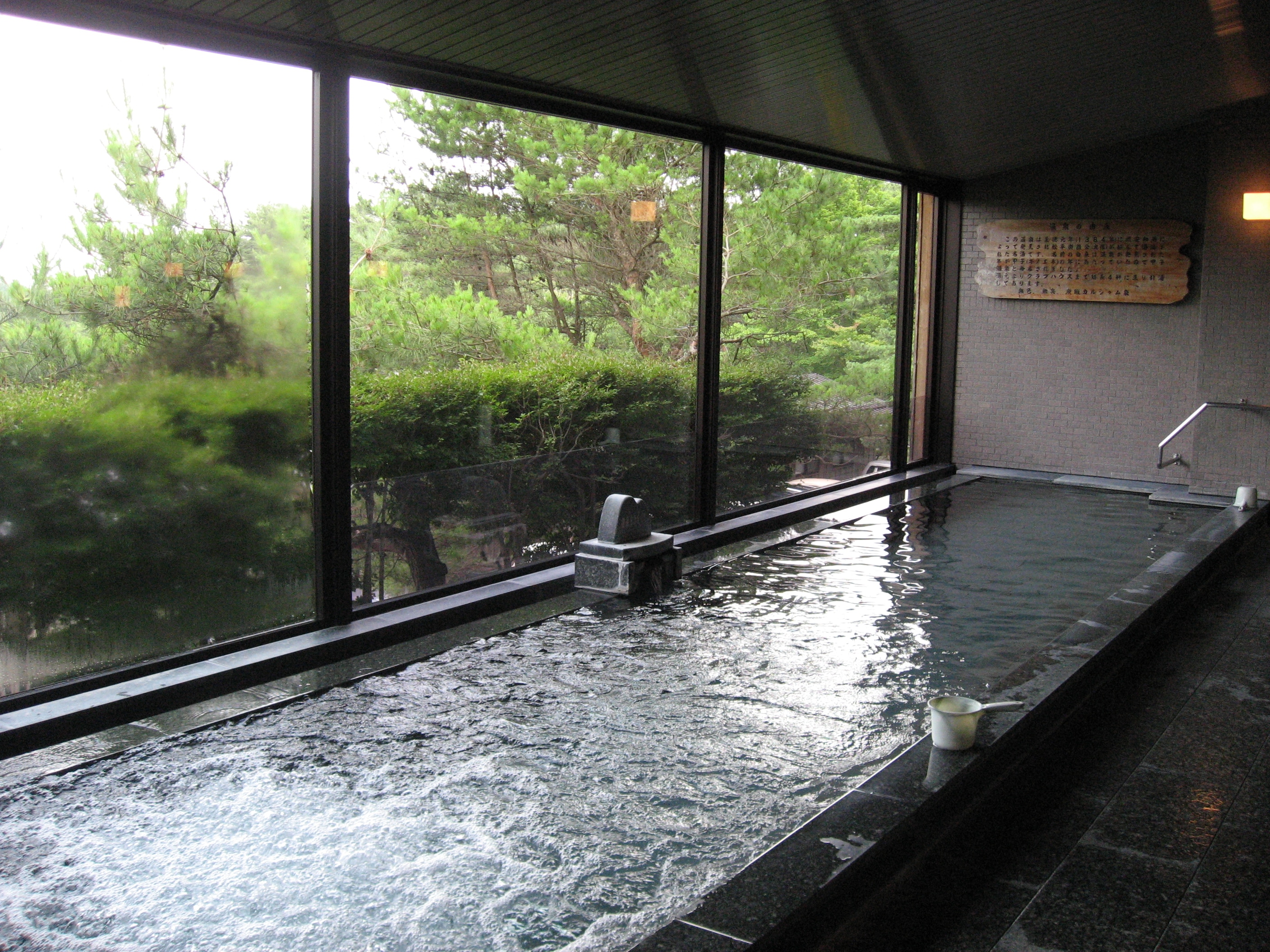 Enjoy the famous hot spring, Kashi Onsen.