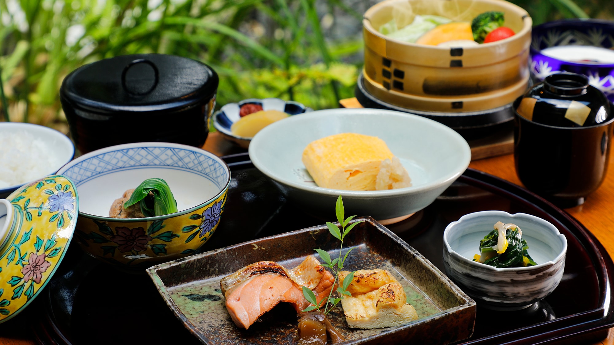 Enjoy [Yamato's breakfast] that gently awakens your body, such as Nara's traditional Yamato tea porridge and fluffy omelet.