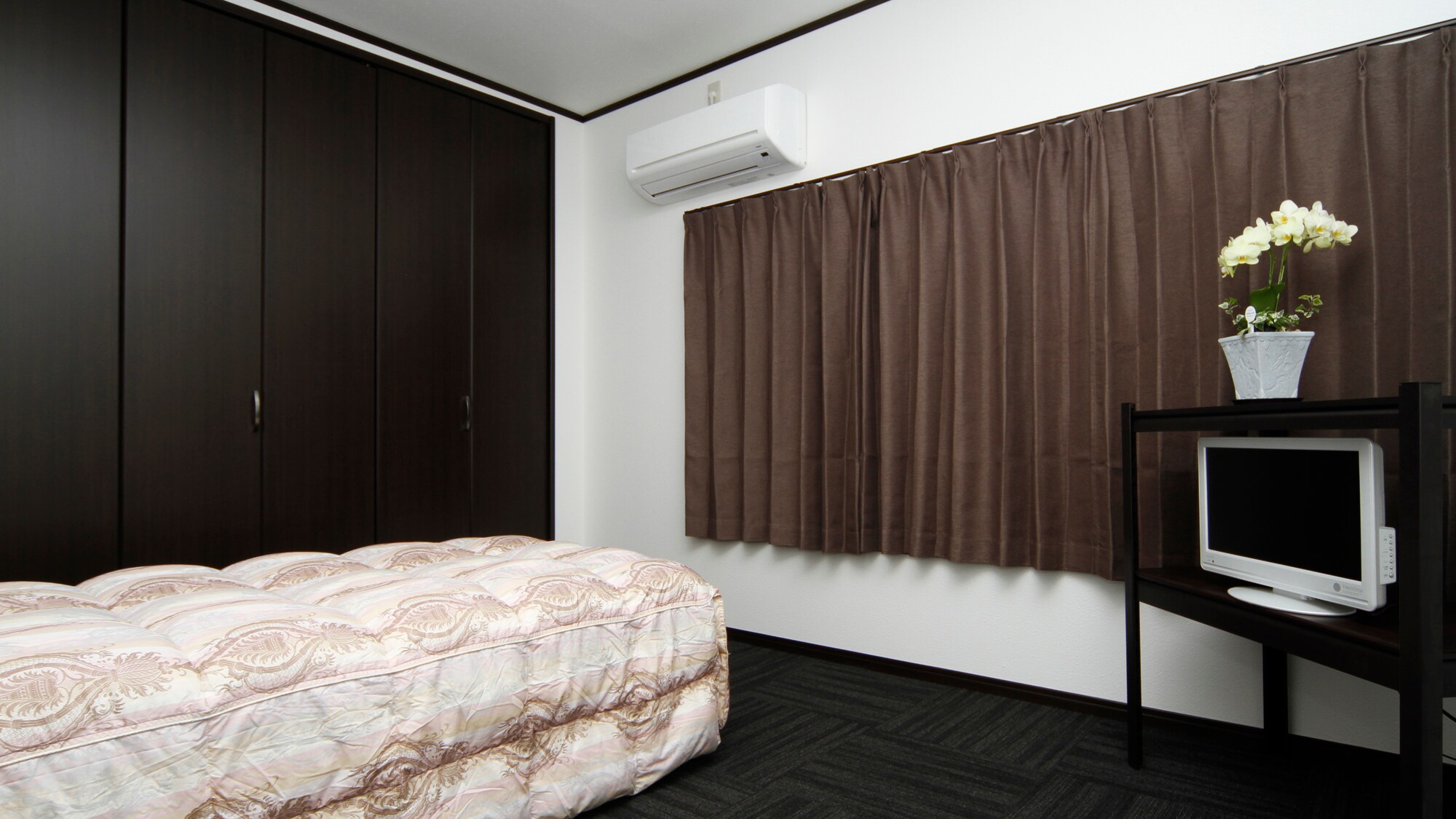 Room: New Wing Single (no bath or toilet, shared)