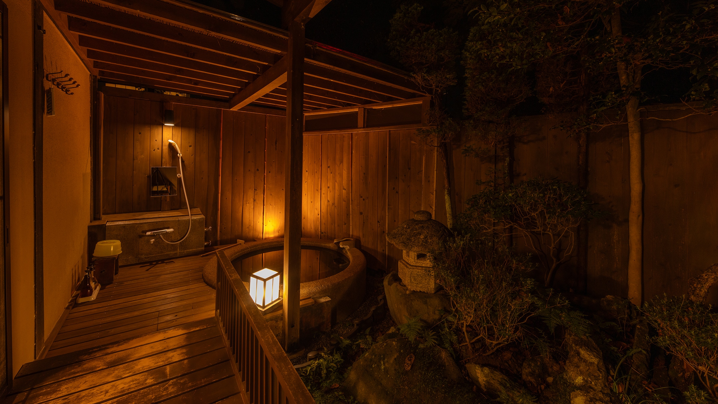 <Directly flowing from the source> Guest room with open-air bath [Orange] 18 tatami mats