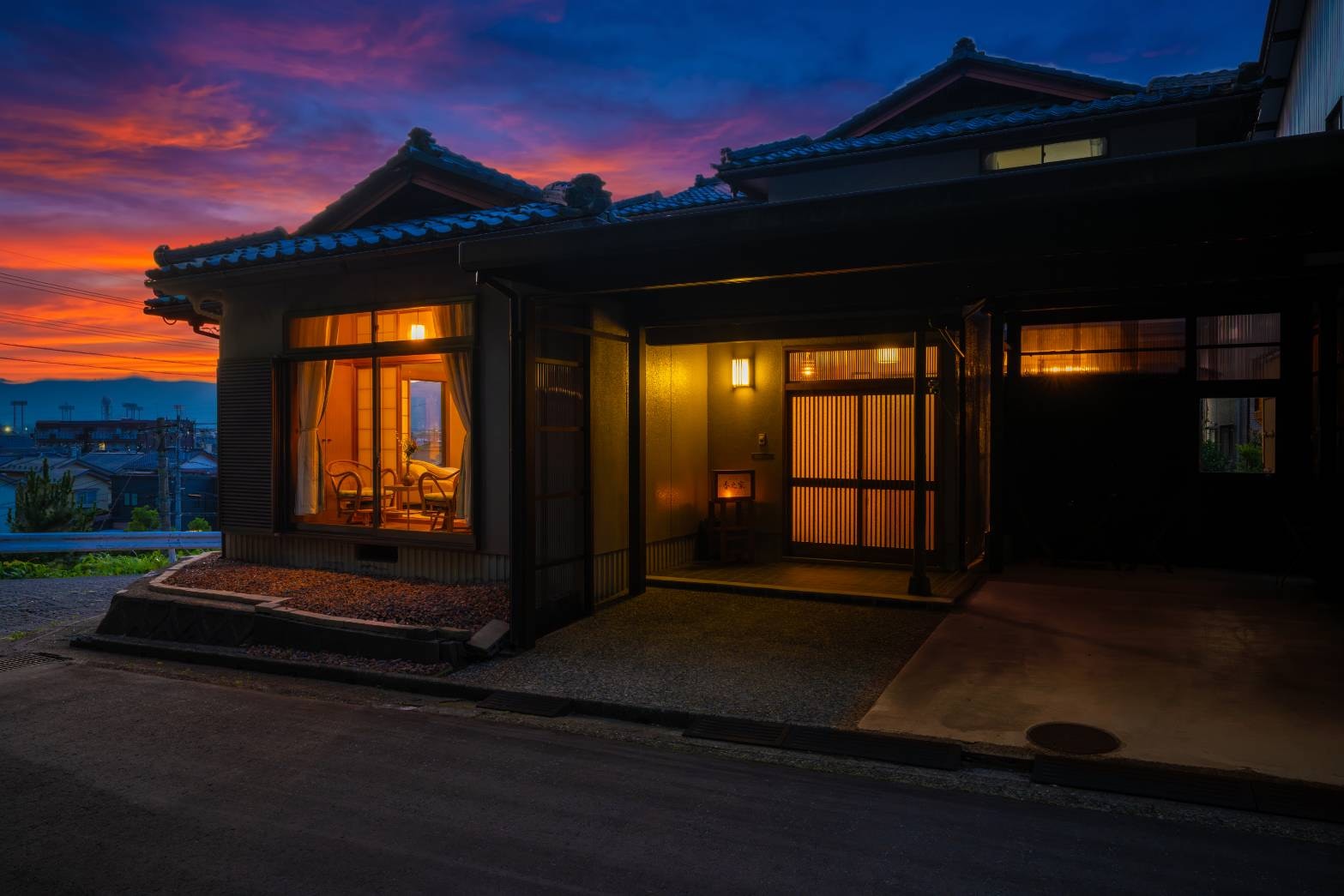 A guesthouse enveloped in light and color: Kanoya