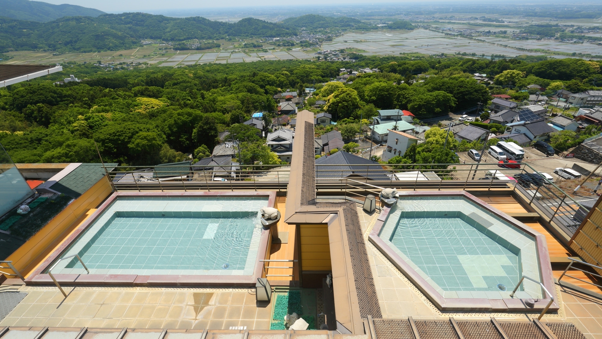 [Top floor panoramic open-air bath "Clouds Above the Water"]