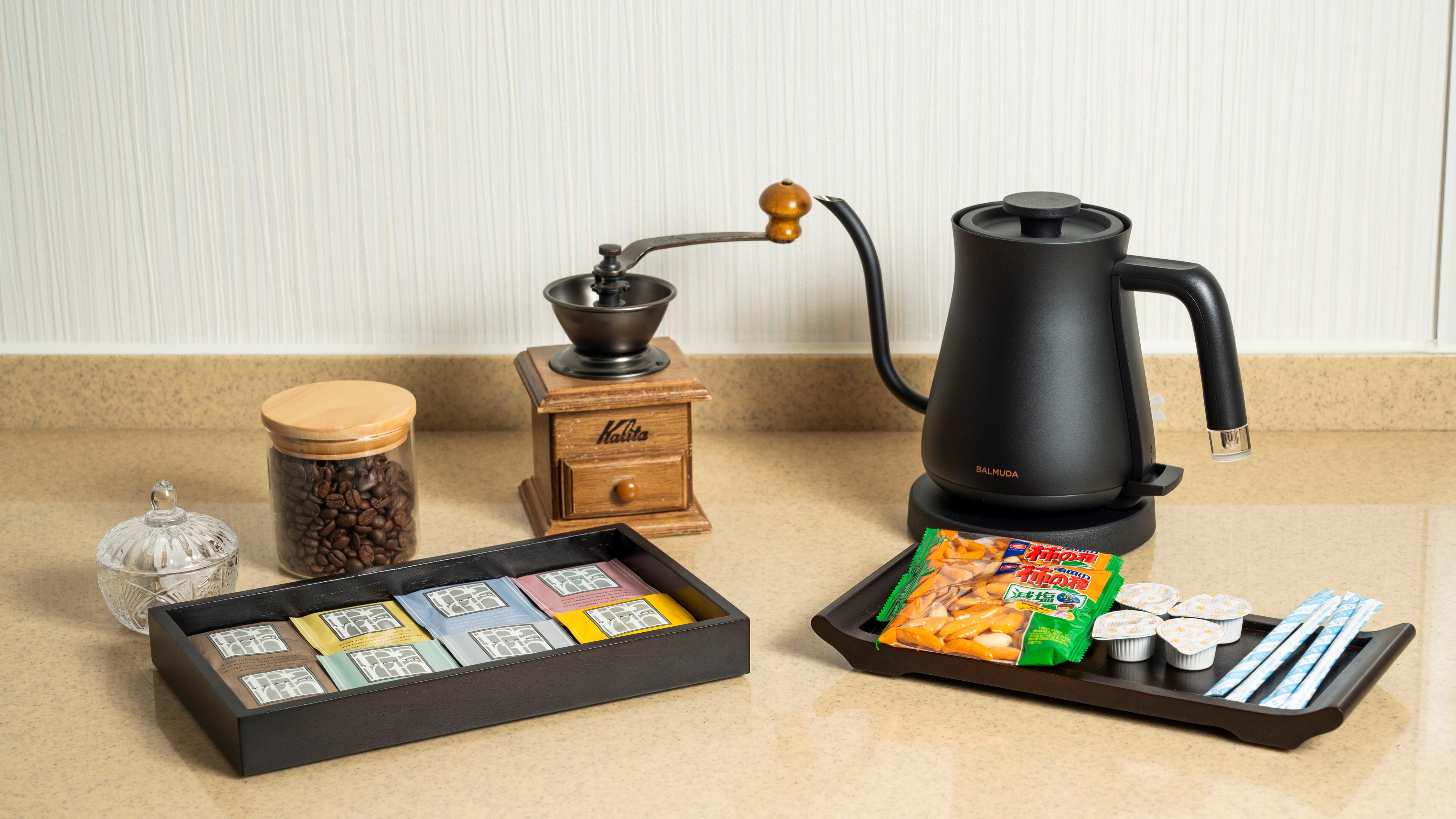We offer coffee, tea, and other beverages that can be ground in a mill to enjoy the aroma.