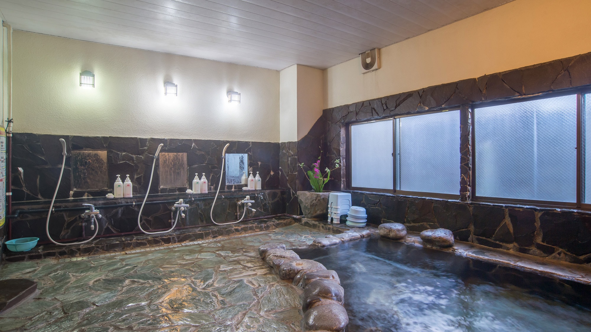 *[Large public bath/men's bath] The spring quality is simple hot spring water, which is effective for rheumatism, neuralgia, and wounds.
