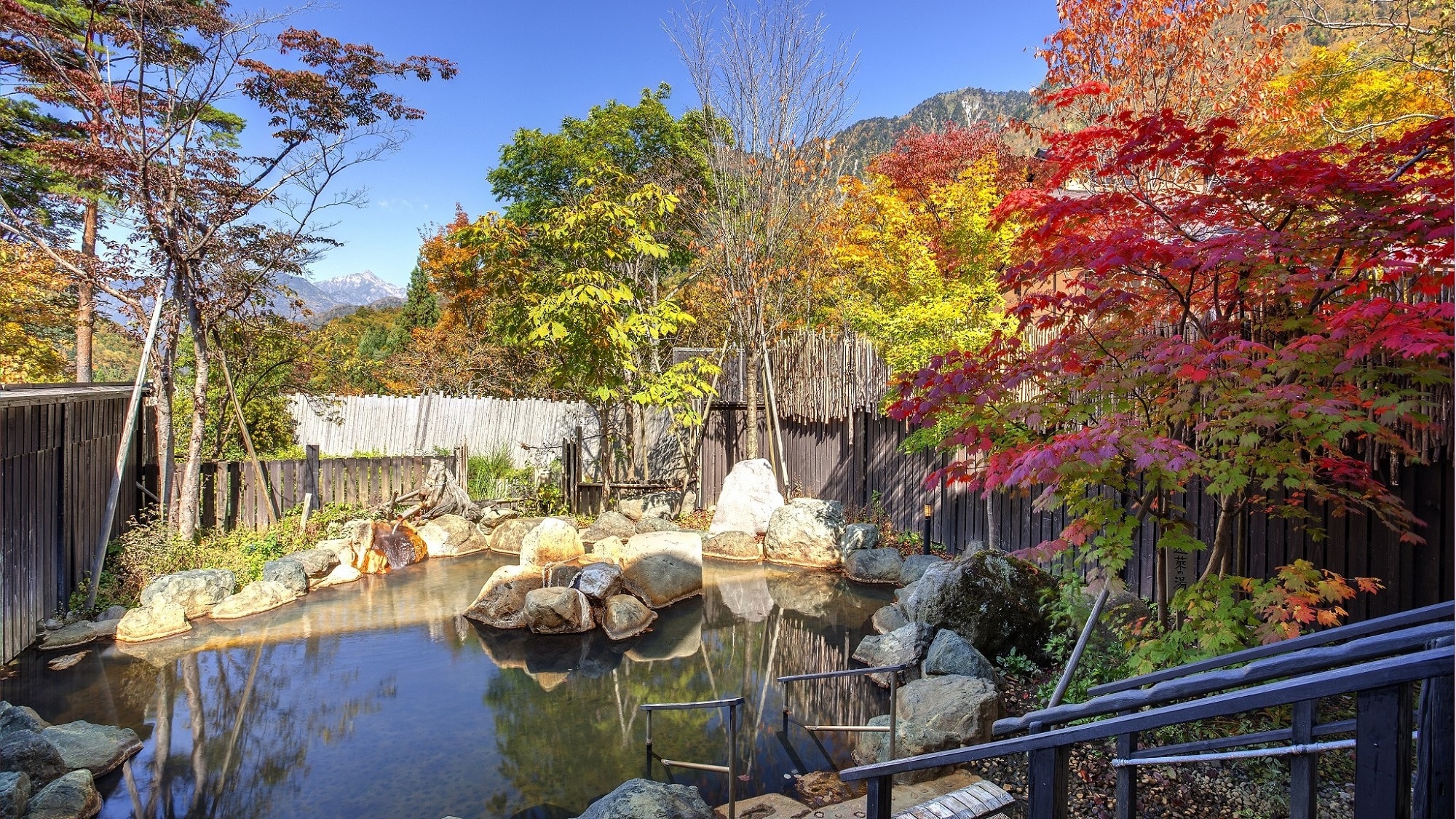 【大浴場露天風呂：秋】