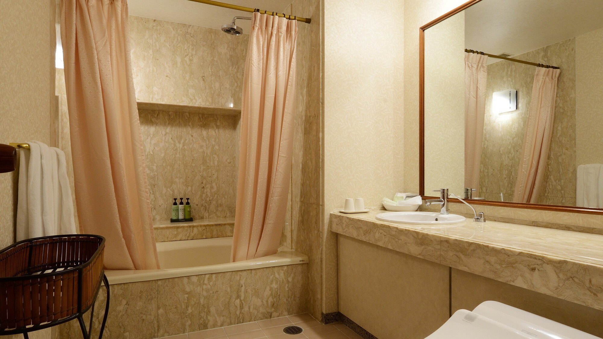 ● Suite room / bathroom