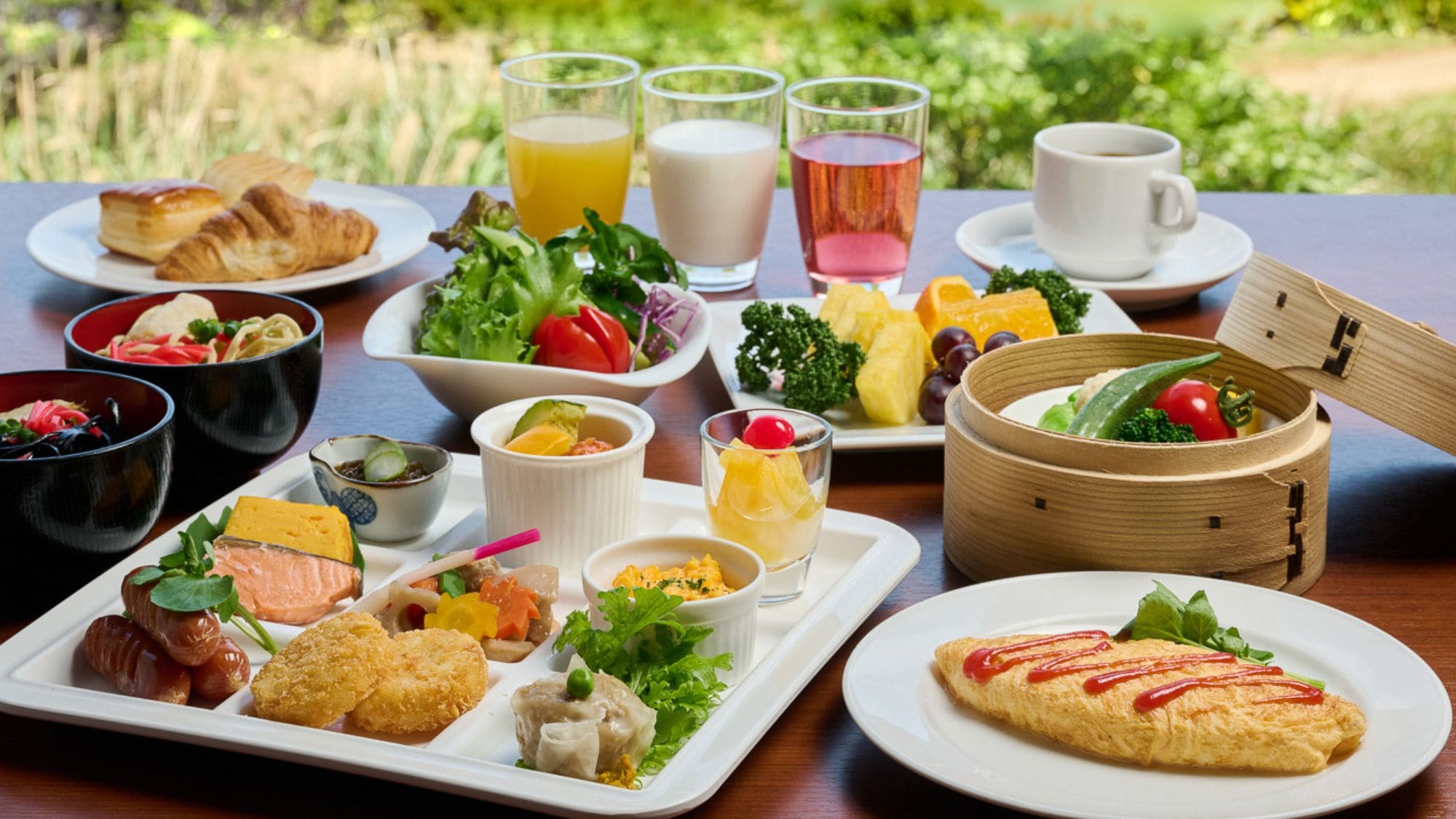 [Breakfast Buffet] Wake up to a morning meal in a restaurant bathed in the morning sunlight.