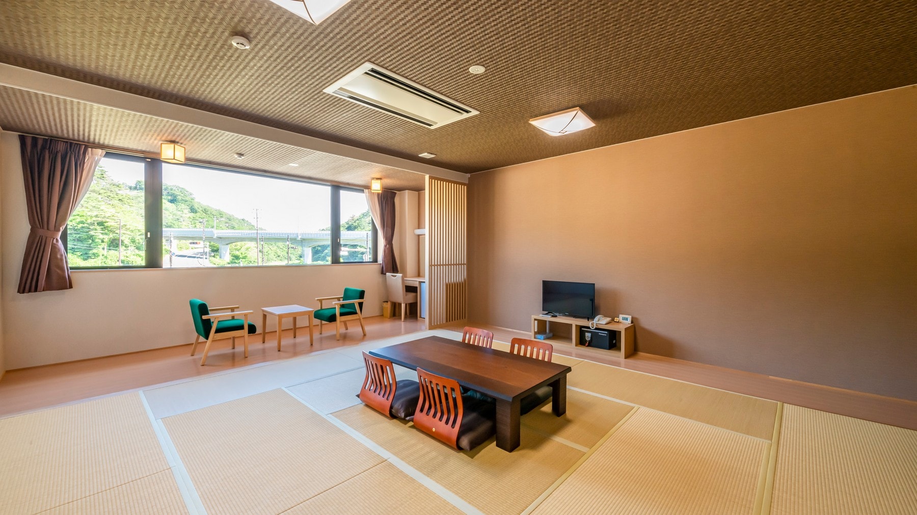 <Japanese-style room 12 to 15 tatami mats where you can relax and relax> It features a modern yet gentle Japanese color.