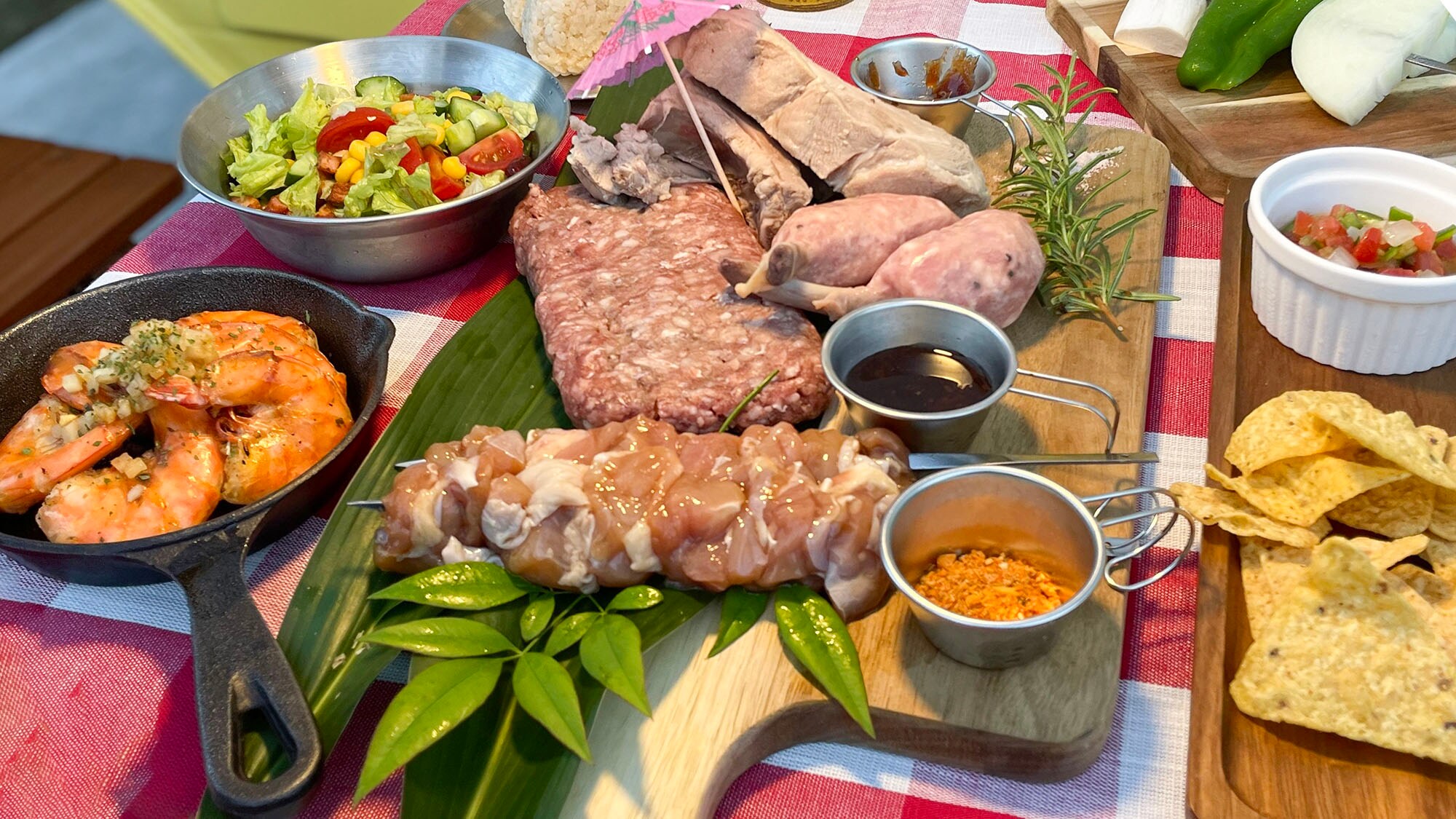 ・[BBQ] Meat, seasonings, salt-grilled shrimp, salad, raw vegetables, and more! A hearty BBQ!