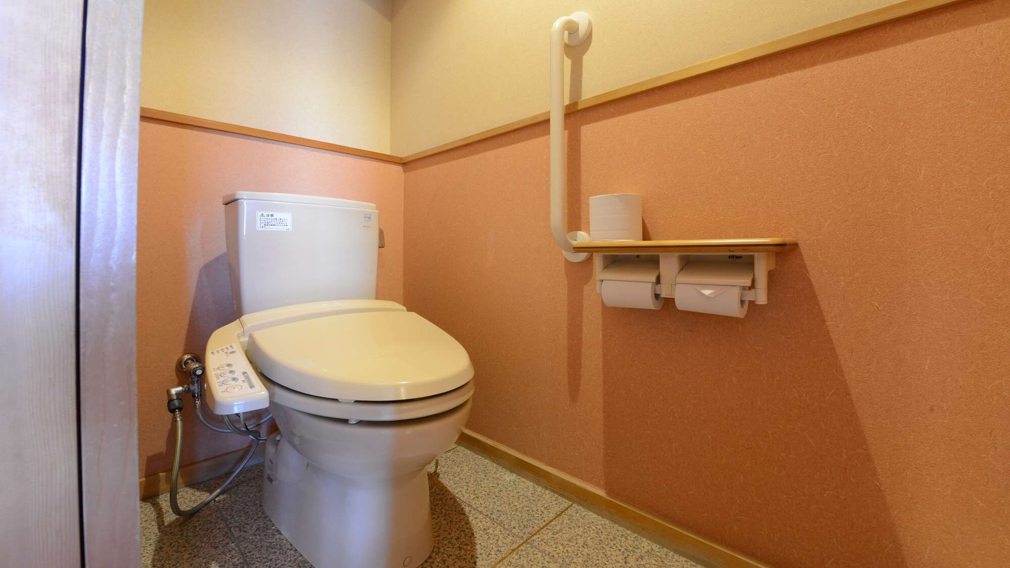 ・All rooms are equipped with clean toilets.