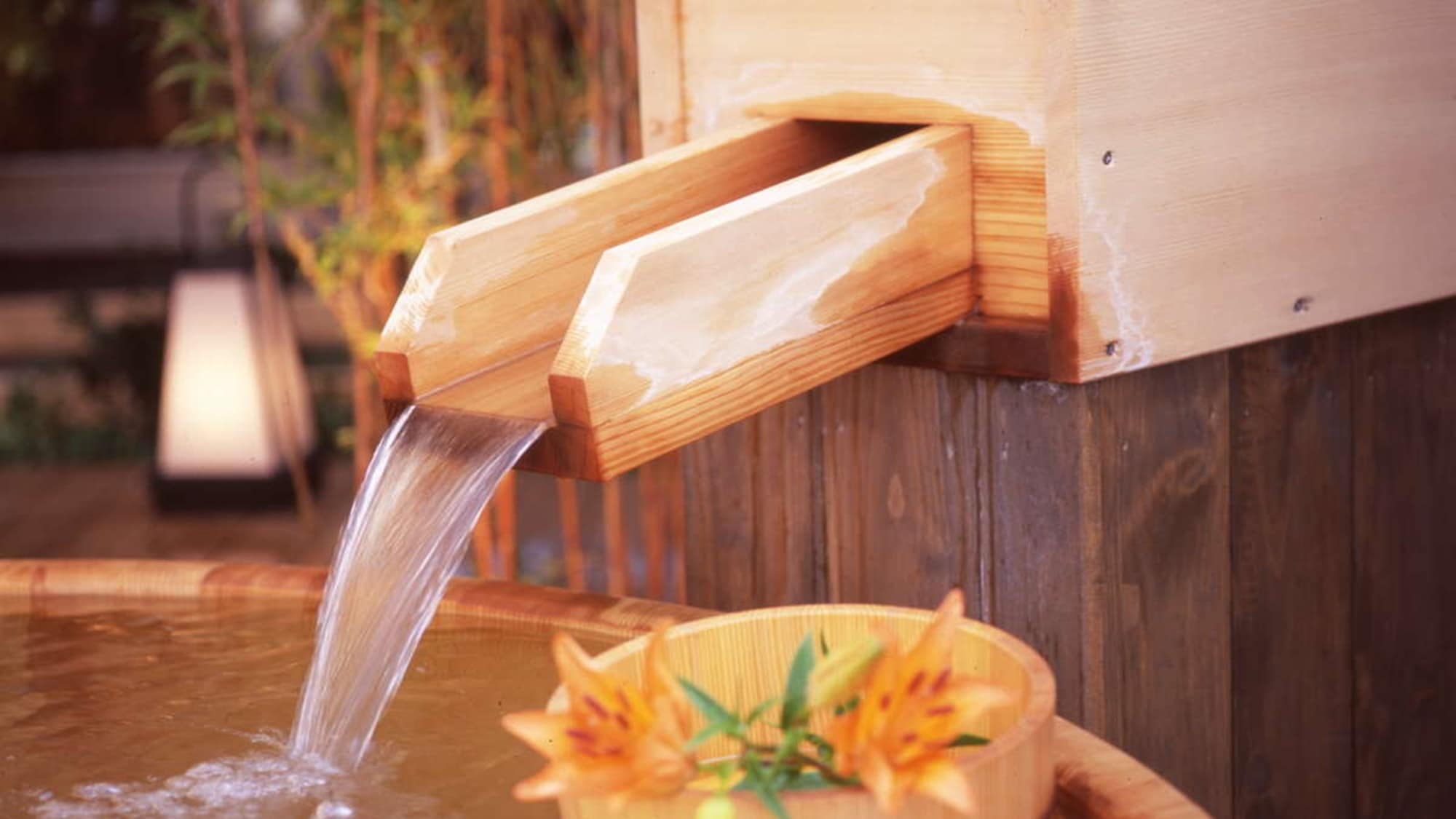 "Forest of the Sky" open-air observation bath/You can enjoy a pleasant stay in the free-flowing hot spring water