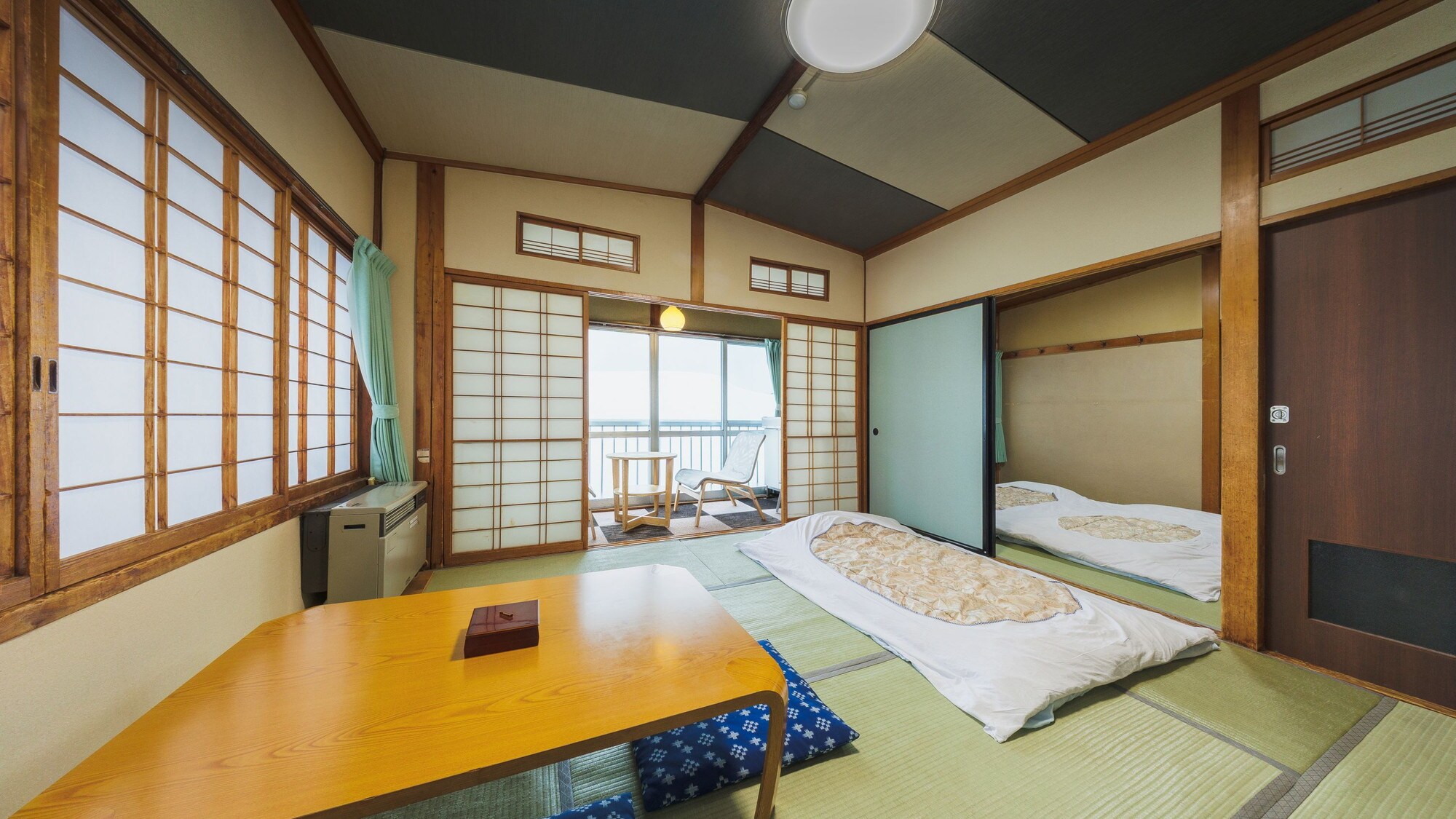 [Japanese-style room, 12.5 tatami mats] Enjoy a relaxing time surrounded by the scent of tatami mats.