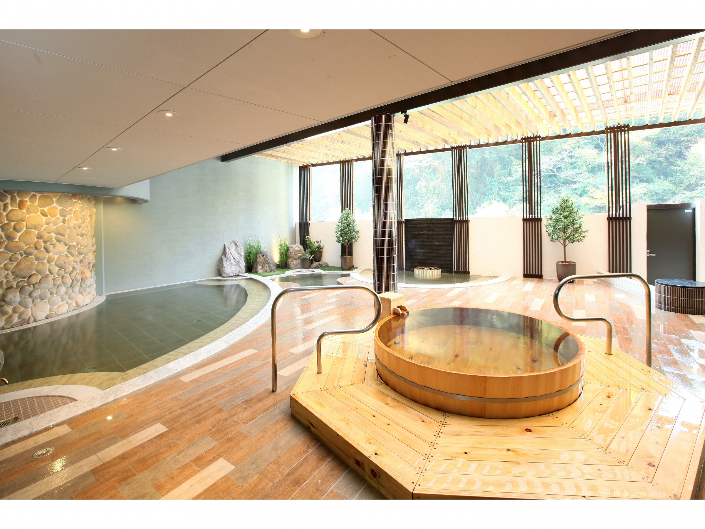 [森林露台丰后之汤]大浴场-宽敞的室内浴池