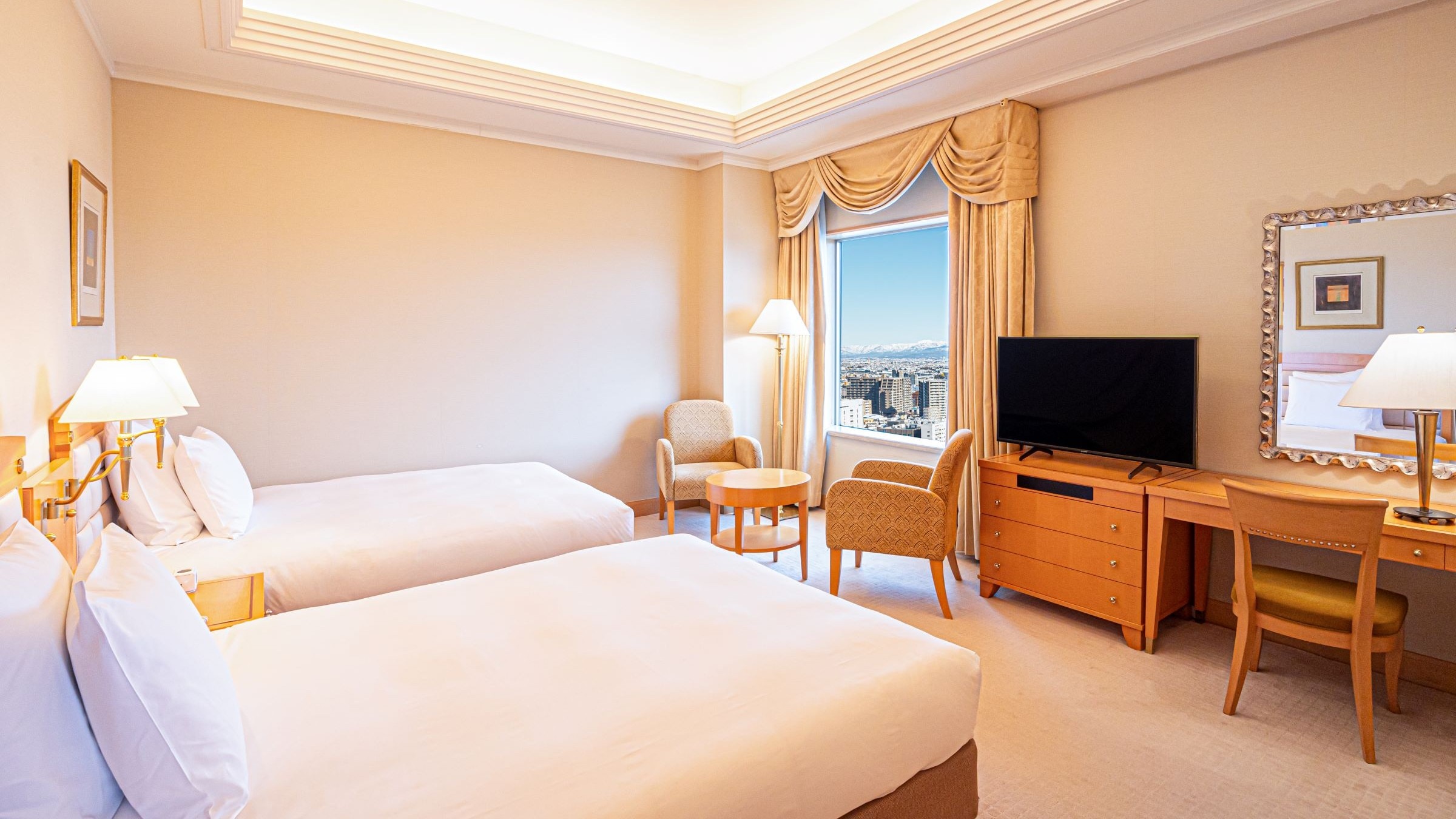 이그제큐티브 스위트룸 침실 객실에서 호텔 바로 앞에 있는 도야마성지 공원을 방문해 보십시오.