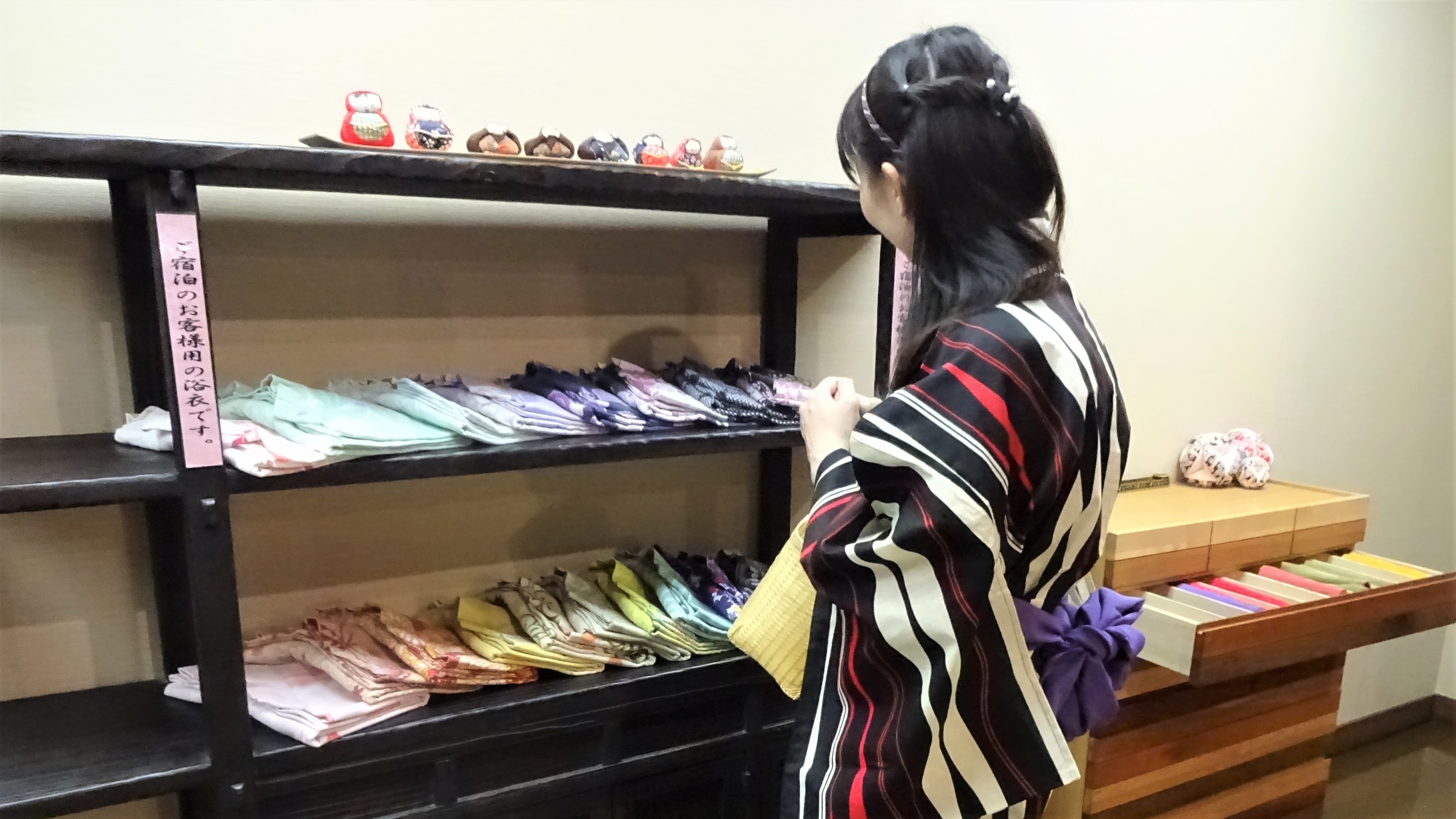 You can choose the color of yukata.
