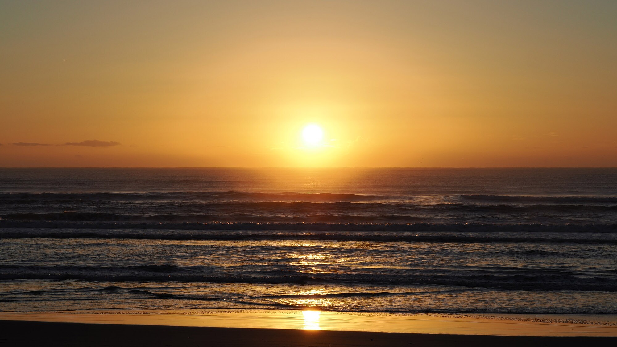 ・[Ocean] The sun setting over the Pacific Ocean. The magnificent scenery will be an unforgettable memory of your trip.
