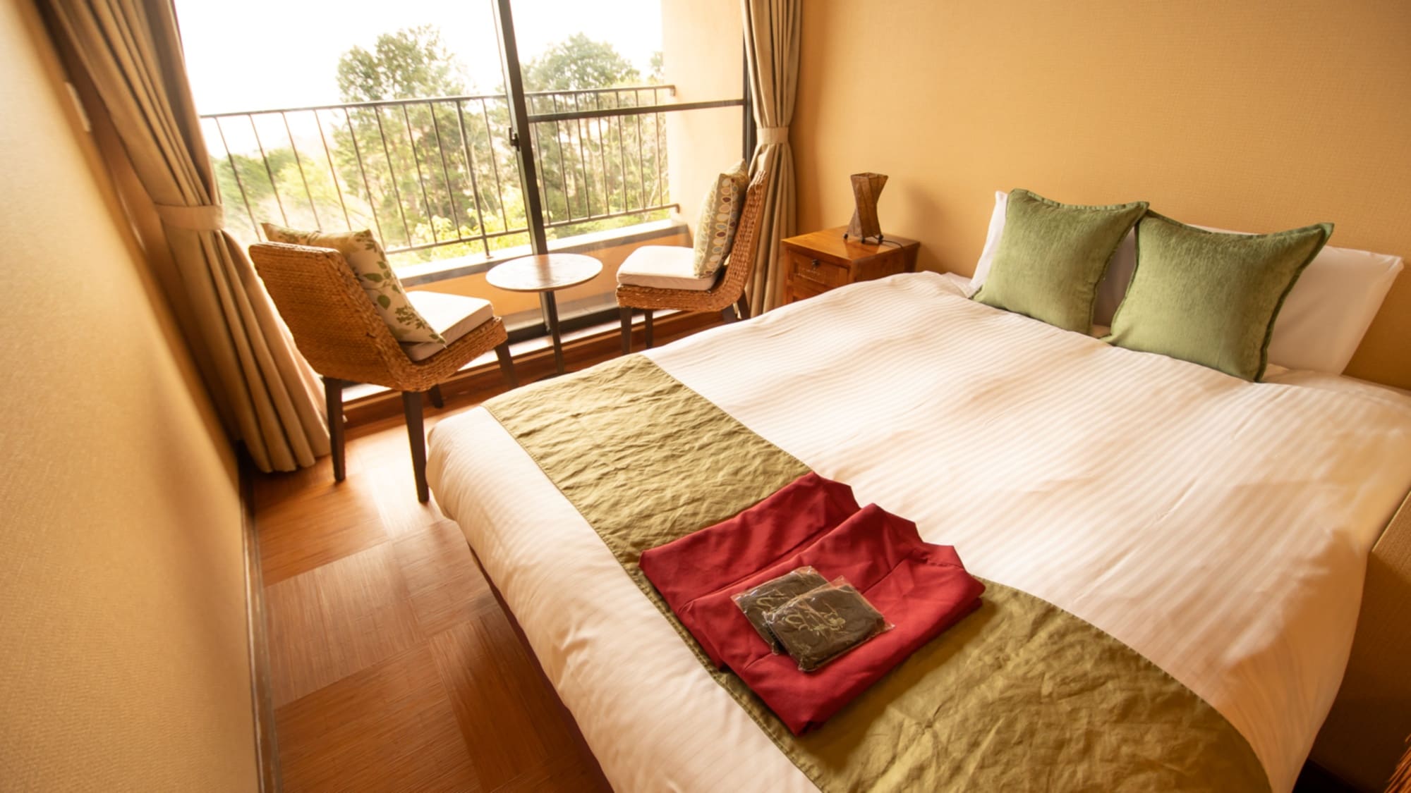 Standard double [Wind] Standard Western-style room ★ With open-air bath overlooking the sea / Bed is near the window so it is open
