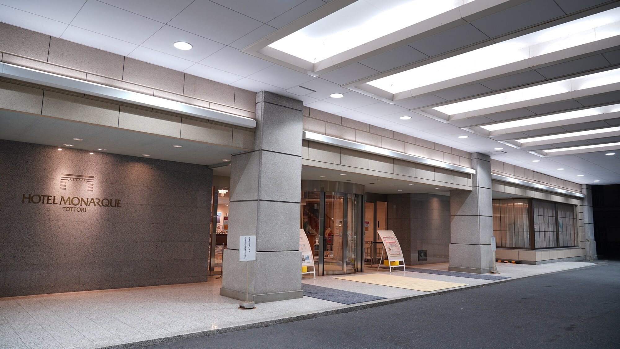 * [Exterior front] You can come by car to the hotel entrance. Bicycle parking with a roof, which is great for bikers