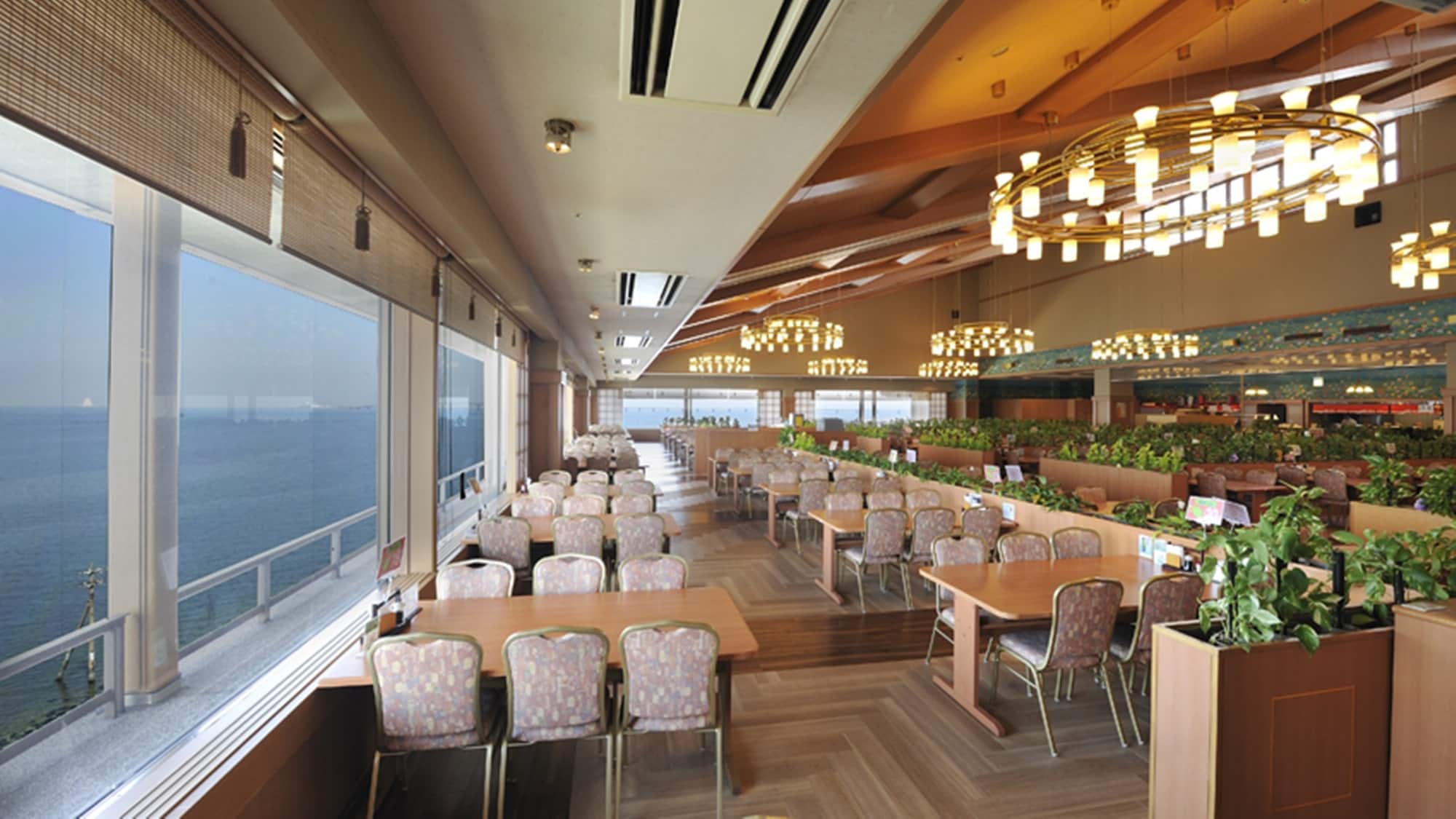 ** [Buffet Hall "Wakashiotei" (example)] Enjoy a buffet in a location with a panoramic view of Tokyo Bay!