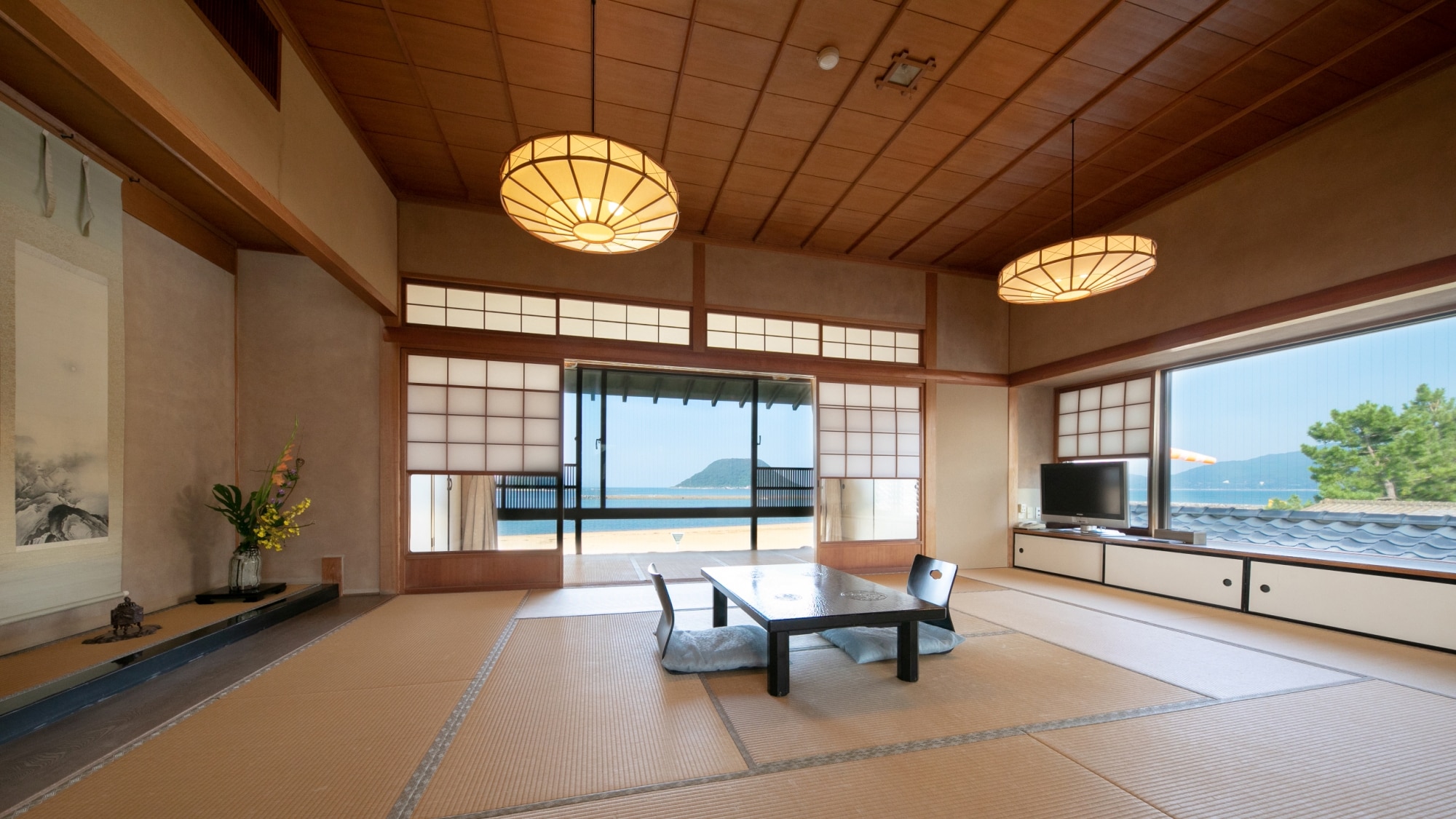 Tòa nhà chính 20 tấm chiếu tatami / Phòng lâu đài Từ các cửa sổ ở ba phía, bạn có thể ngắm nhìn phong cảnh của Nishinohama và Lâu đài Karatsu.