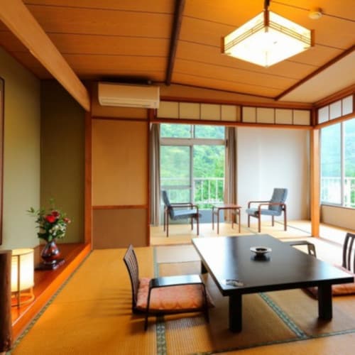 Standard Japanese-style room 8-10 tatami mats