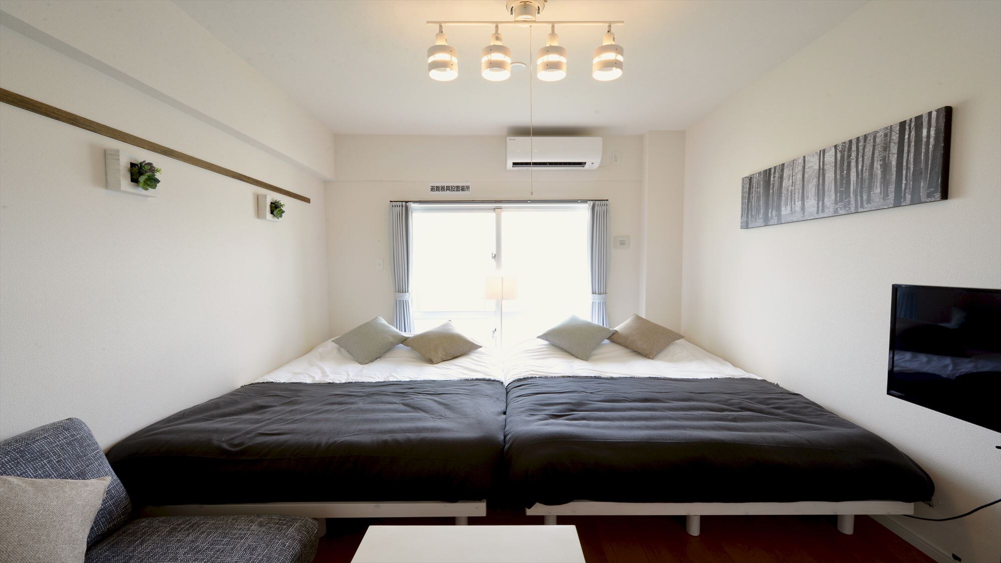 [White quadruple room]